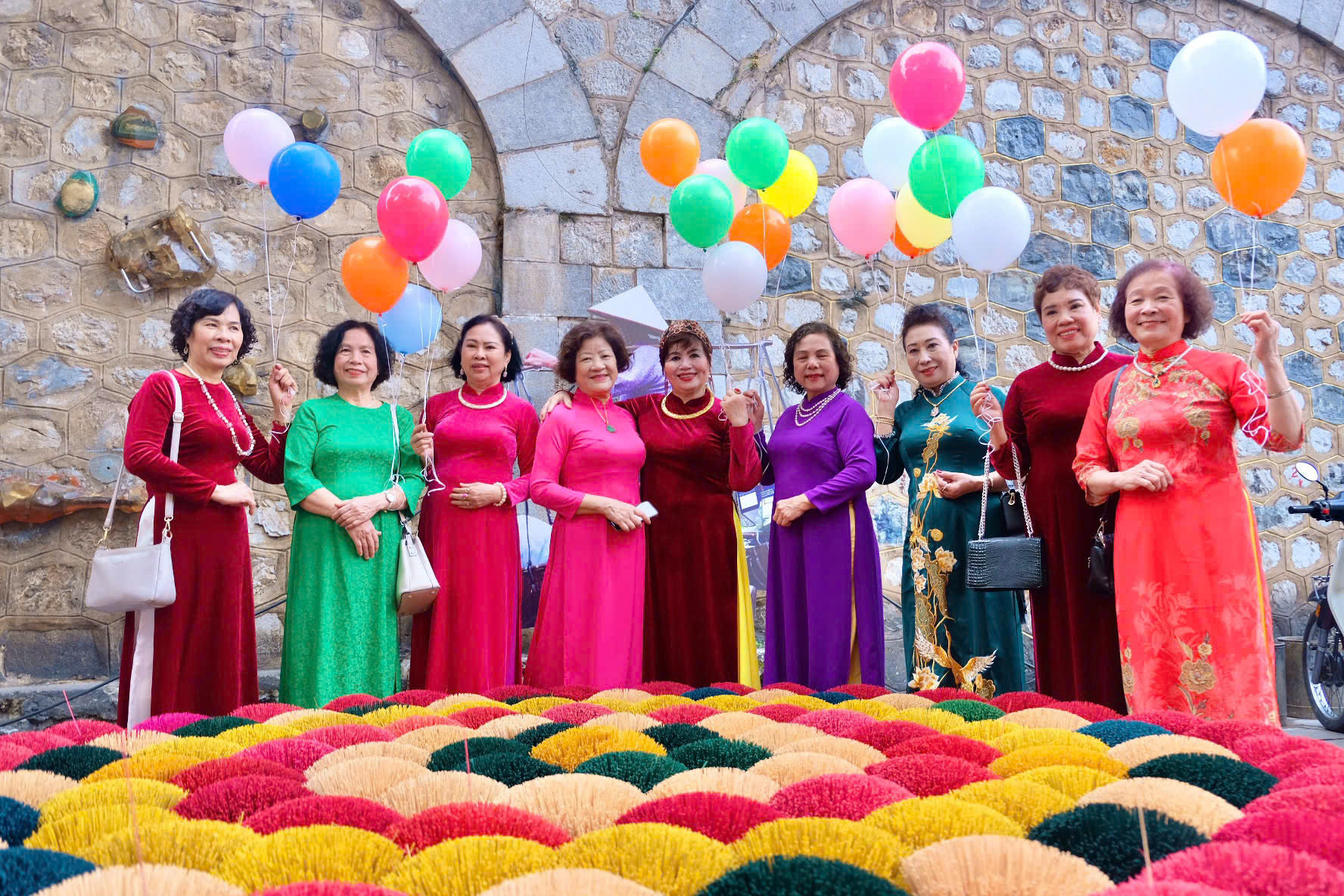 khong-gian-tran-ngap-sac-mau-van-hoa-tren-pho-bich-hoa-phung-hung-7-.jpg