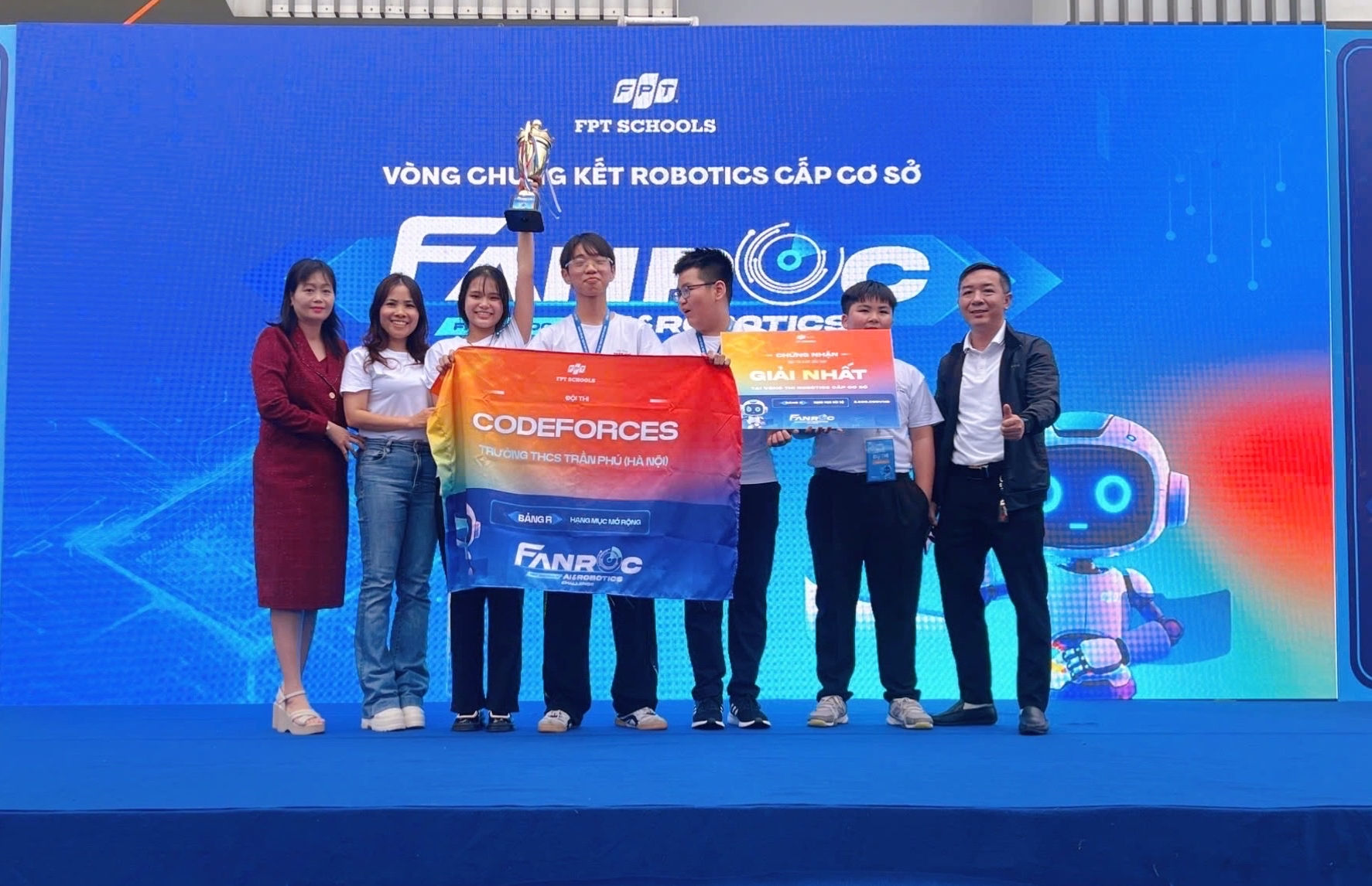 Đội tuyển Robotics Trường THCS Trần Phú xuất sắc giành Cup vô địch tại Vòng chung kết cuộc thi FPT Schools AI & Robotics Challenge (FANROC) cấp cơ sở bảng mở rộng. Ảnh PV