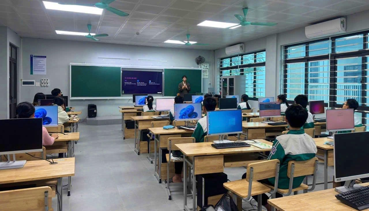 Trường THCS Trần Phú triển khai thí điểm các lớp đào tạo AI cho học sinh và ứng dụng công nghệ số vào đổi mới phương pháp giảng dạy. Ảnh PV