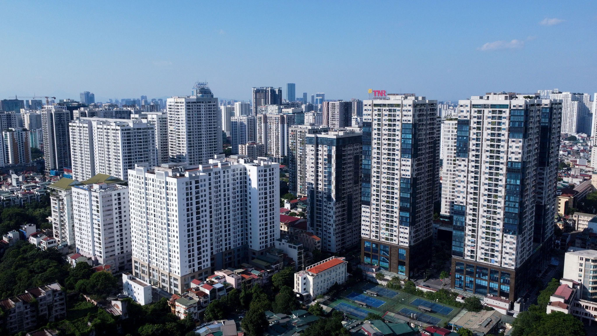 Ngày 15-6-2026, HĐND thành phố Hà Nội ban hành Nghị quyết số 72/2026/NQ-HĐND quy định cơ chế, chính sách về đầu tư, phát triển và hỗ trợ nhà ở trên địa bàn thành phố Hà Nội. Nghị quyết này chính thức có hiệu lực thi hành kể từ ngày 1-7-2026. Đây là văn bản quy phạm pháp luật trực tiếp thực hiện điểm đ, điểm e khoản 2 Điều 12 và điểm b khoản 2 Điều 25 Luật Thủ đô 2026.