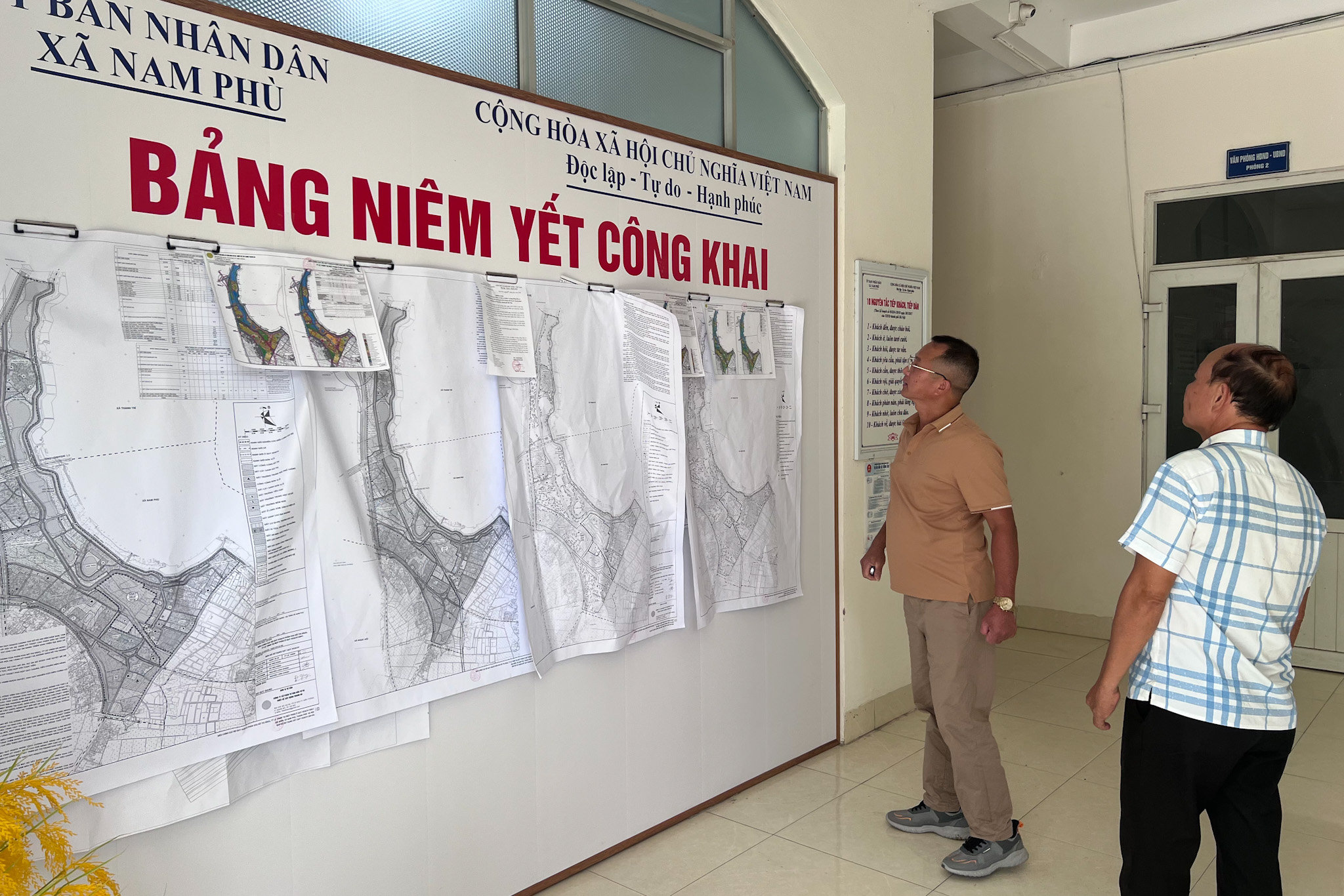 Điểm b khoản 3 Điều 9 của Nghị quyết quy định chính sách nhân văn, theo đó, trường hợp chủ sở hữu nhà, người sử dụng đất bị thu hồi đất không có nhu cầu bố trí nhà ở phục vụ tái định cư thì được lựa chọn mua, thuê mua nhà ở xã hội tại dự án đầu tư xây dựng nhà ở trên địa bàn thành phố mà không phải bốc thăm, đồng thời, không phải đáp ứng các điều kiện về nhà ở, điều kiện về đối tượng, điều kiện về thu nhập theo quy định thông thường.