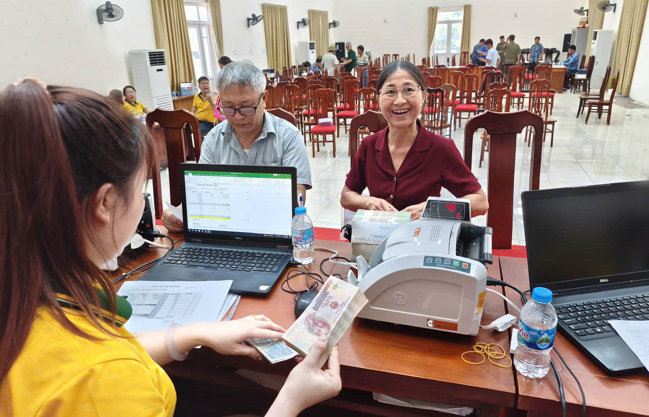 nguoi-dan-thon-dong-thai-xa-hong-van-lam-thu-tuc-nhan-kinh-phi-boi-thuong-ho-tro-giai-phong-mat-bang-dot-1-du-an-khu-do-thi-the-thao-quoc-te-ha-noi.-anh-vu-cuong.jpg