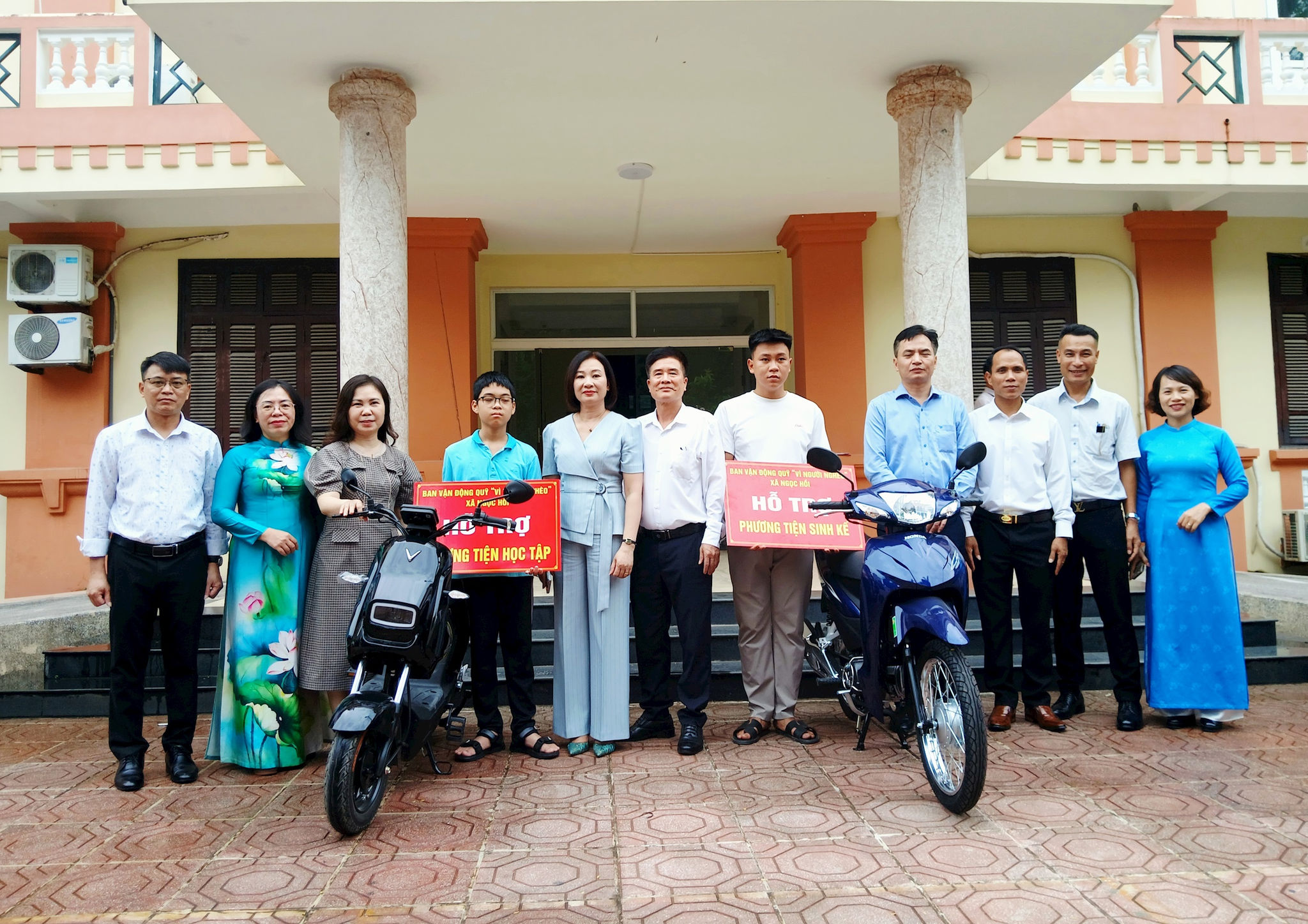 Lãnh đạo xã Ngọc Hồi trao sinh kế cho hộ gia đình và cá nhân có hoàn cảnh khó khăn. Ảnh: Hoàng Quyết