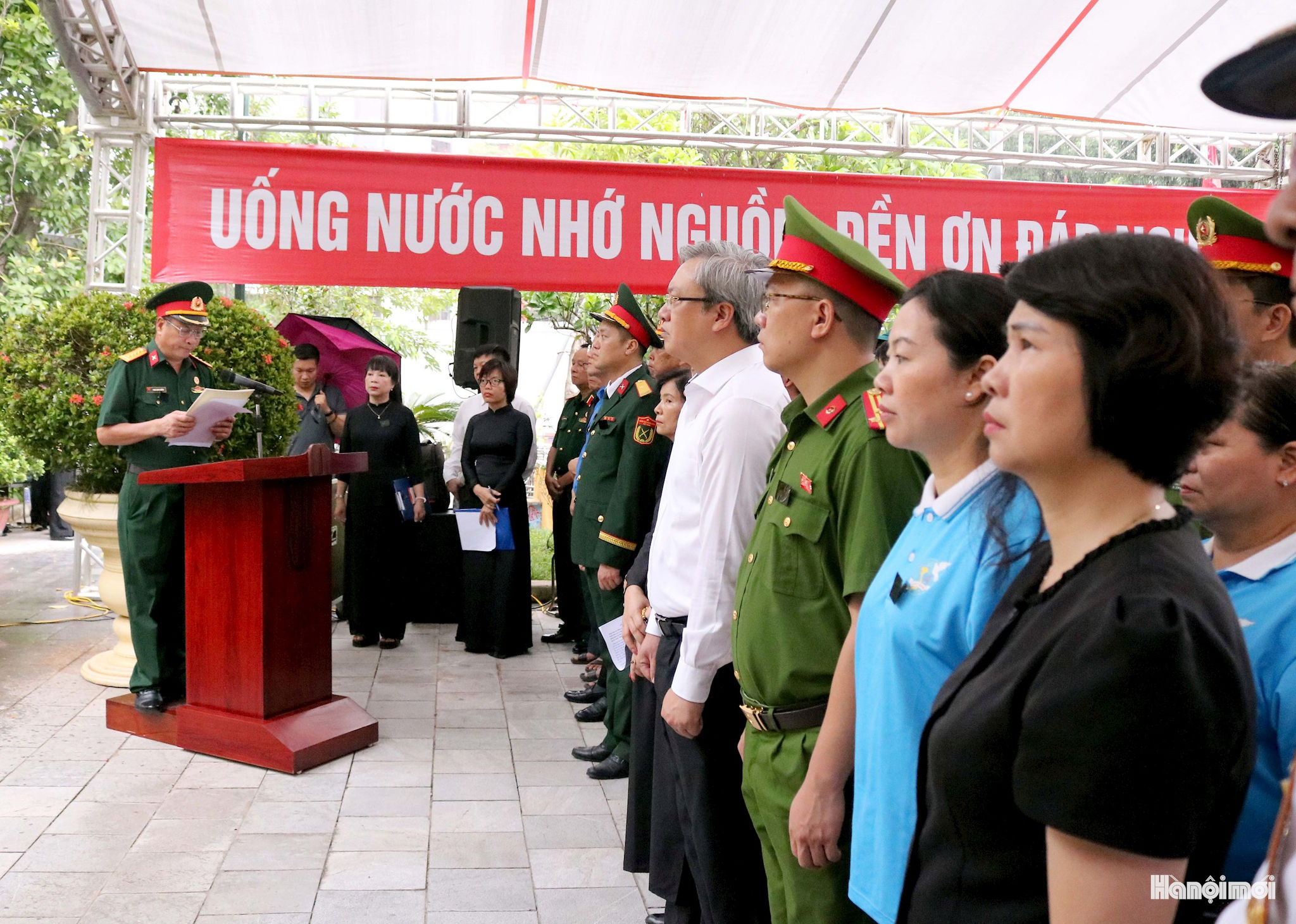 Lãnh đạo và đại biểu tham dự lễ truy điệu Liệt sĩ Nguyễn Phú Long. Ảnh: MT