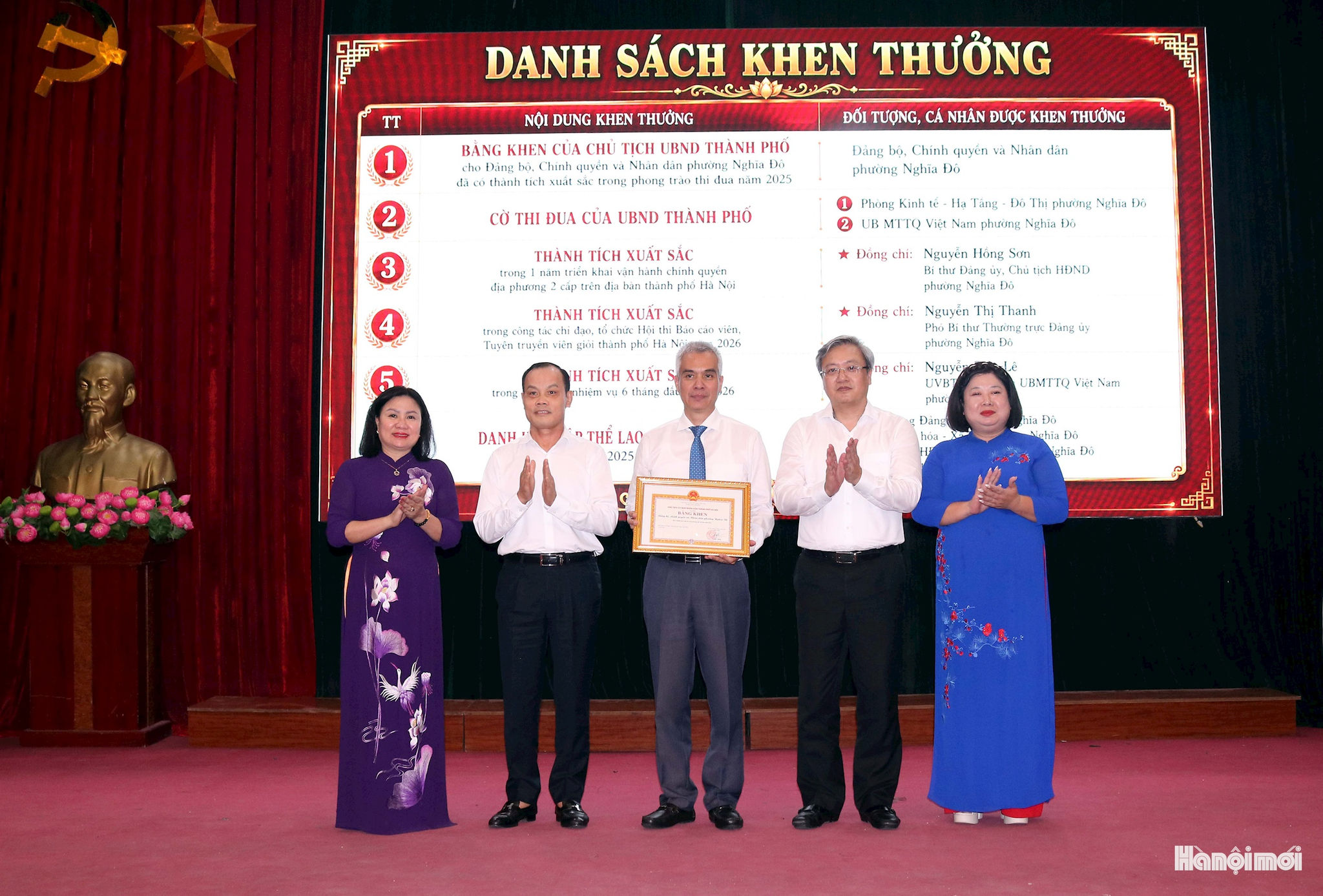 Phường Nghĩa Đô vinh dự nhận Băng khen của Chủ tịch UBND Thành phố. Ảnh: MT