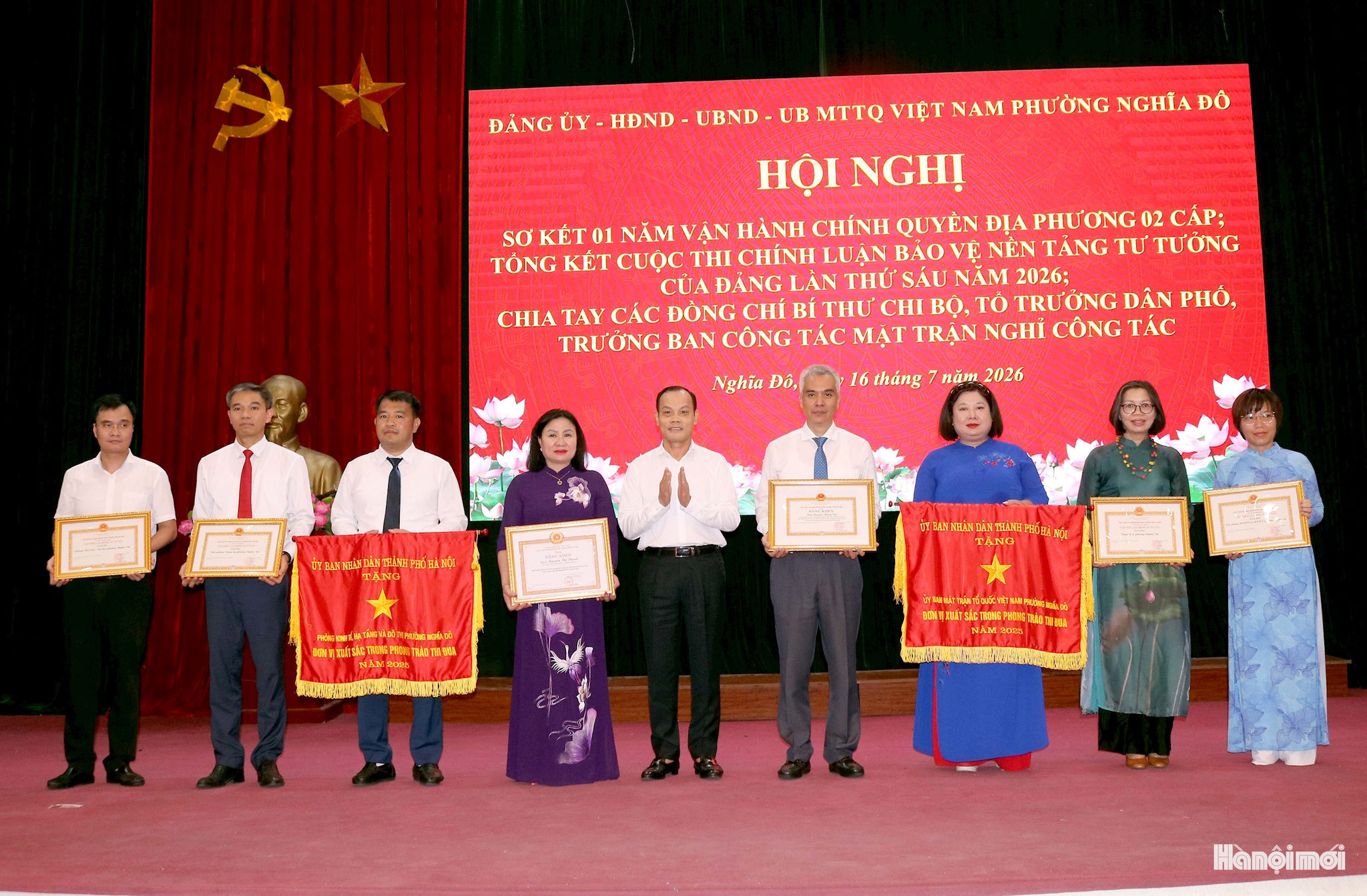 Tập thể, cá nhân phường Nghĩa Đô được nhận Cờ thi đua và Bằng khen của UBND Thành phố. Ảnh: MT
