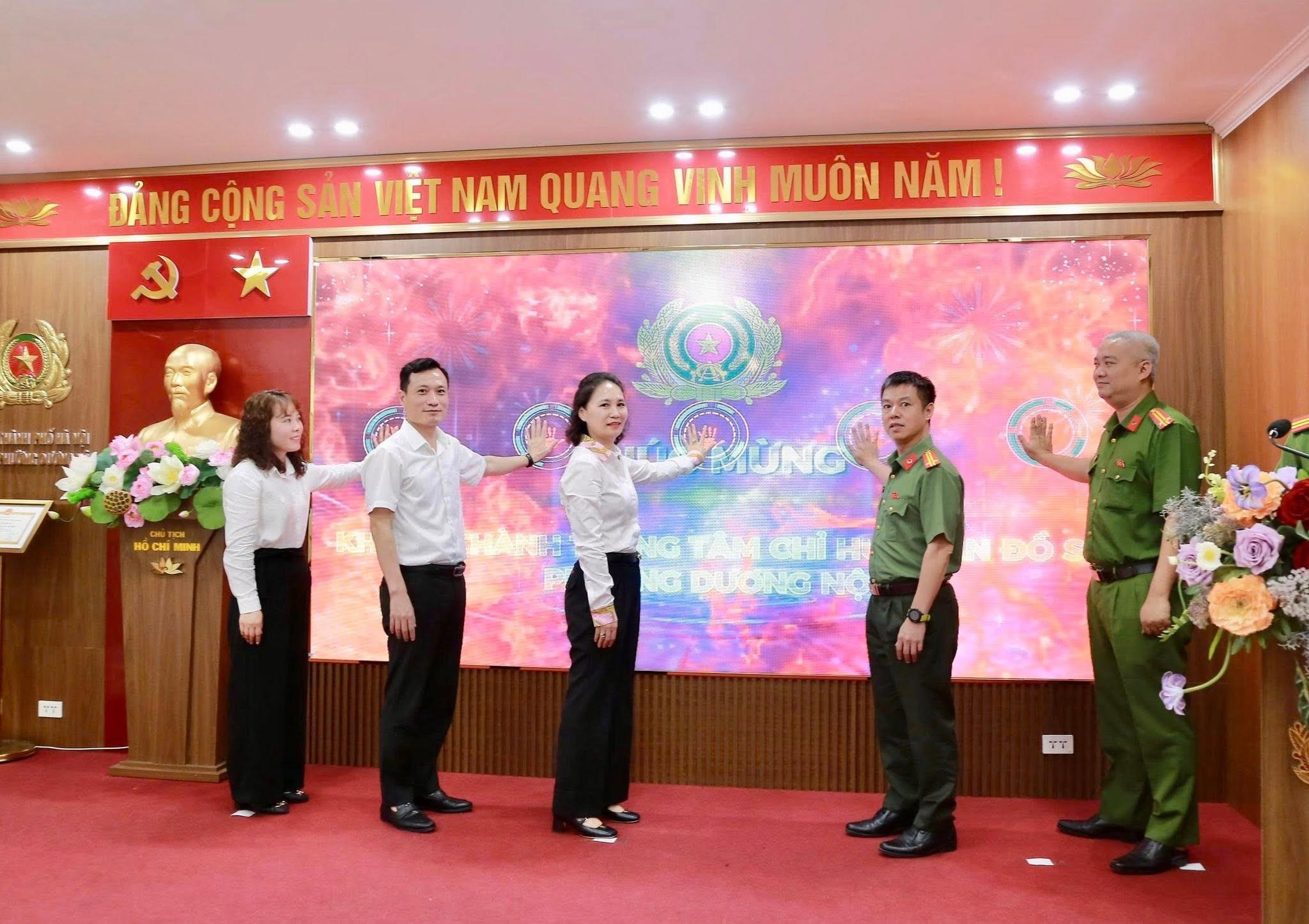 Các đại biểu nhấn nút khai trương Trung tâm chỉ huy điều hành bản đồ camera số. Ảnh Thùy Dương