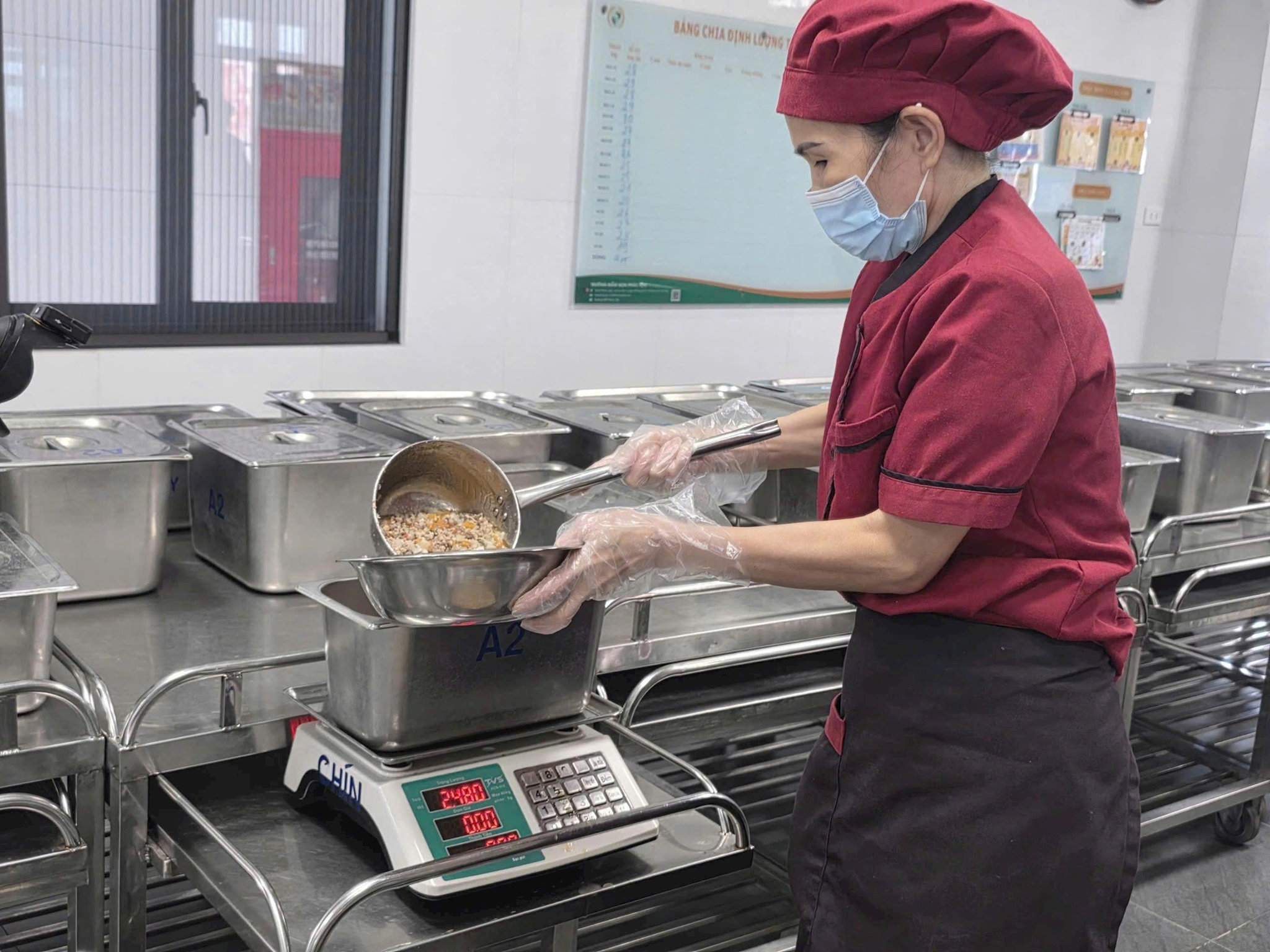 Thành phố Hà Nội đang hướng tới kiểm soát toàn bộ chuỗi cung ứng nhằm bảo đảm an toàn thực phẩm học đường. Ảnh:MK