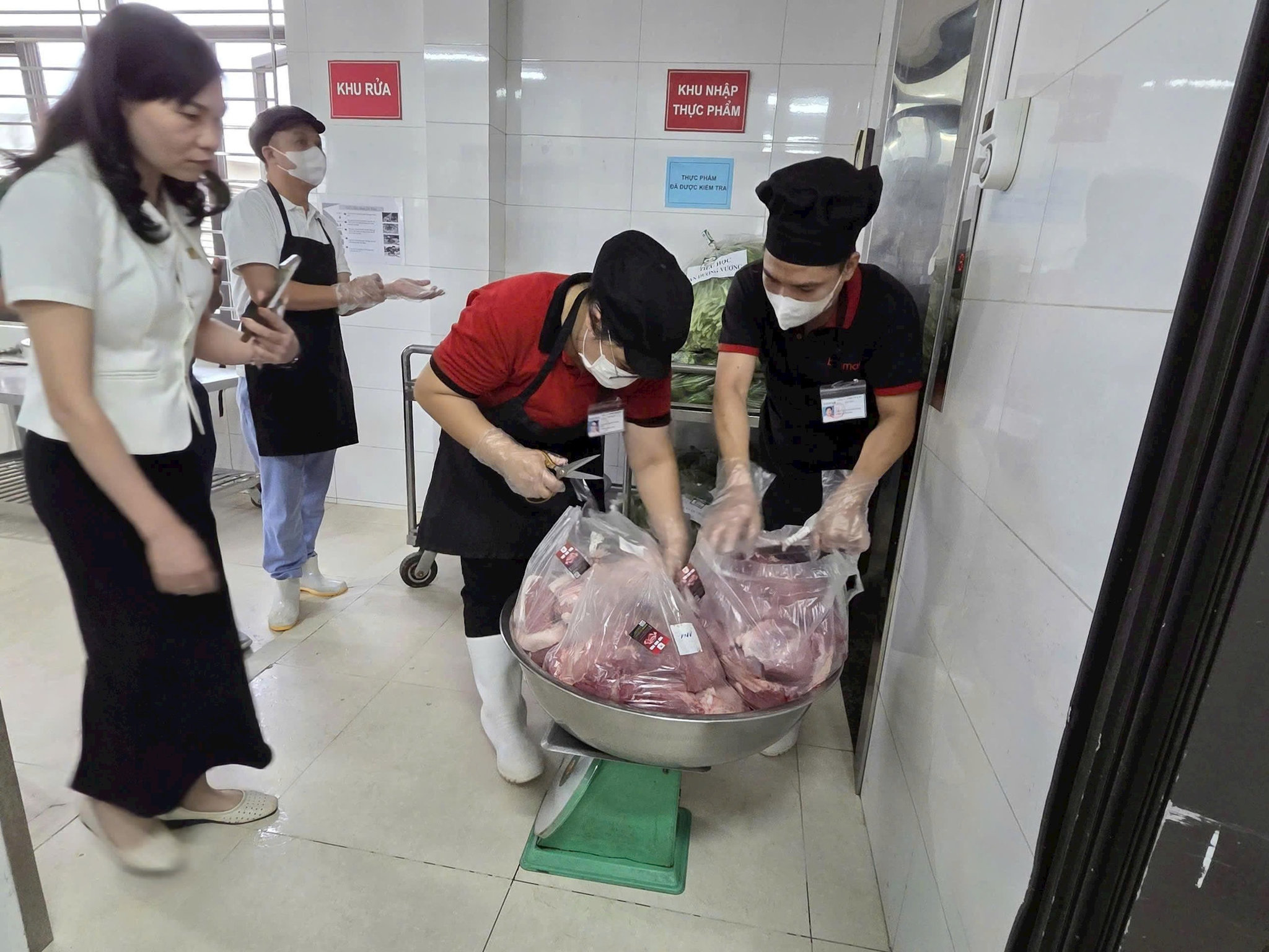 Công tác kiểm tra, giám sát bếp ăn bán trú tại các trường học cần được thực hiện thường xuyên, kết hợp ứng dụng công nghệ để nâng cao hiệu quả quản lý và truy xuất nguồn gốc thực phẩm. Ảnh:MK