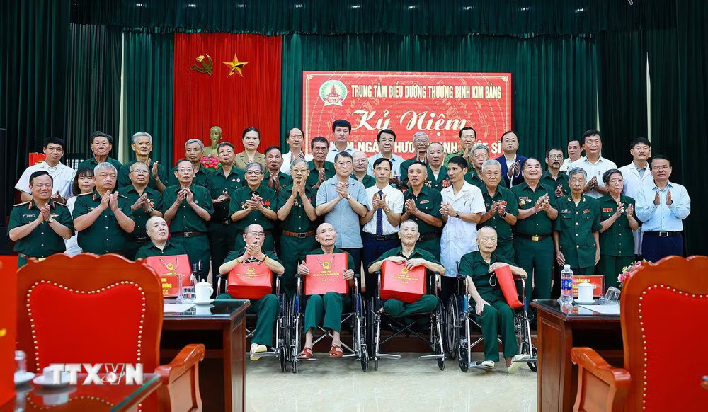 cee4d148b699f4bcaf495aaf1276790c117d093699e9323-_ttxvn-thu-tuong-tham-trung-tam-dieu-duong-thuong-binh-kim-bang-2.jpg