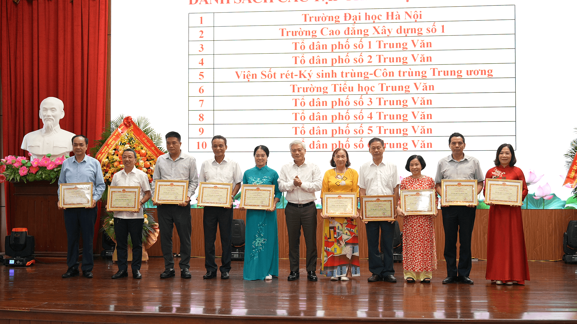 Đồng chí Mai Trọng Thái trao khen cho các tập thể, cá nhân