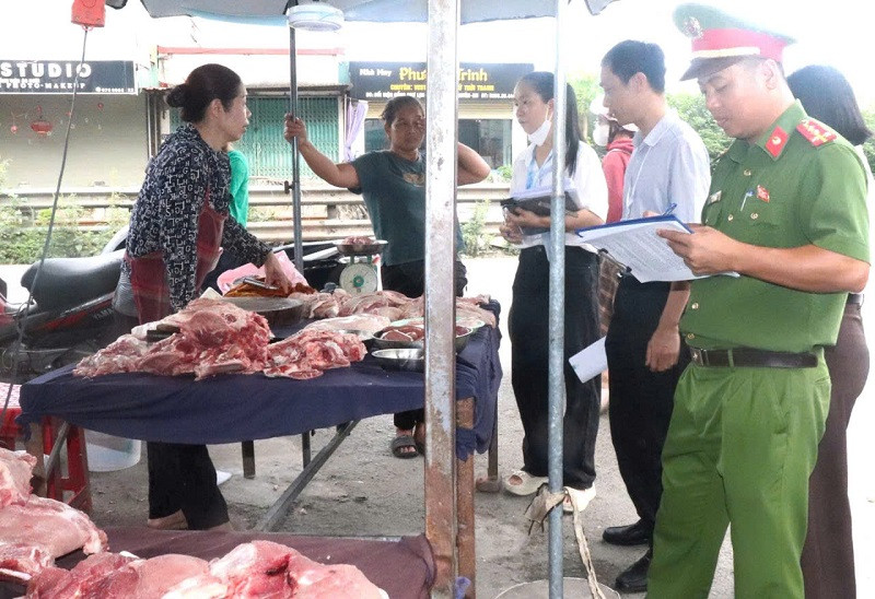 Các đoàn công tác của xã Phú Xuyên tập trung kiểm tra hoạt động kinh doanh, buôn bán sản phẩm động vật trên địa bàn. Ảnh: PV