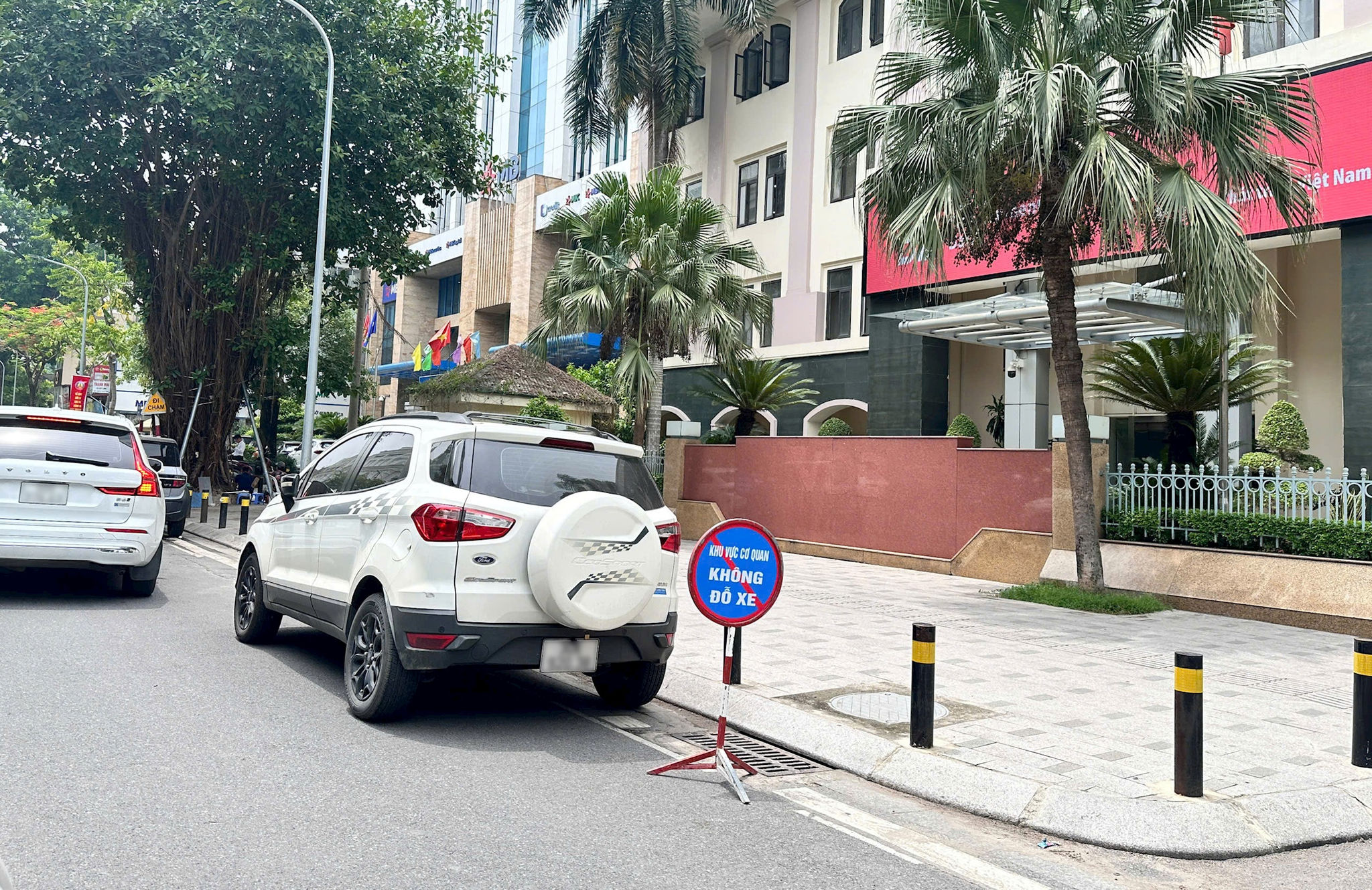 bien-khong-do-xe-dat-duoi-long-duong-tai-pho-cat-linh-phuong-van-mieu-quoc-tu-giam-.-anh-dung-nhi.jpg