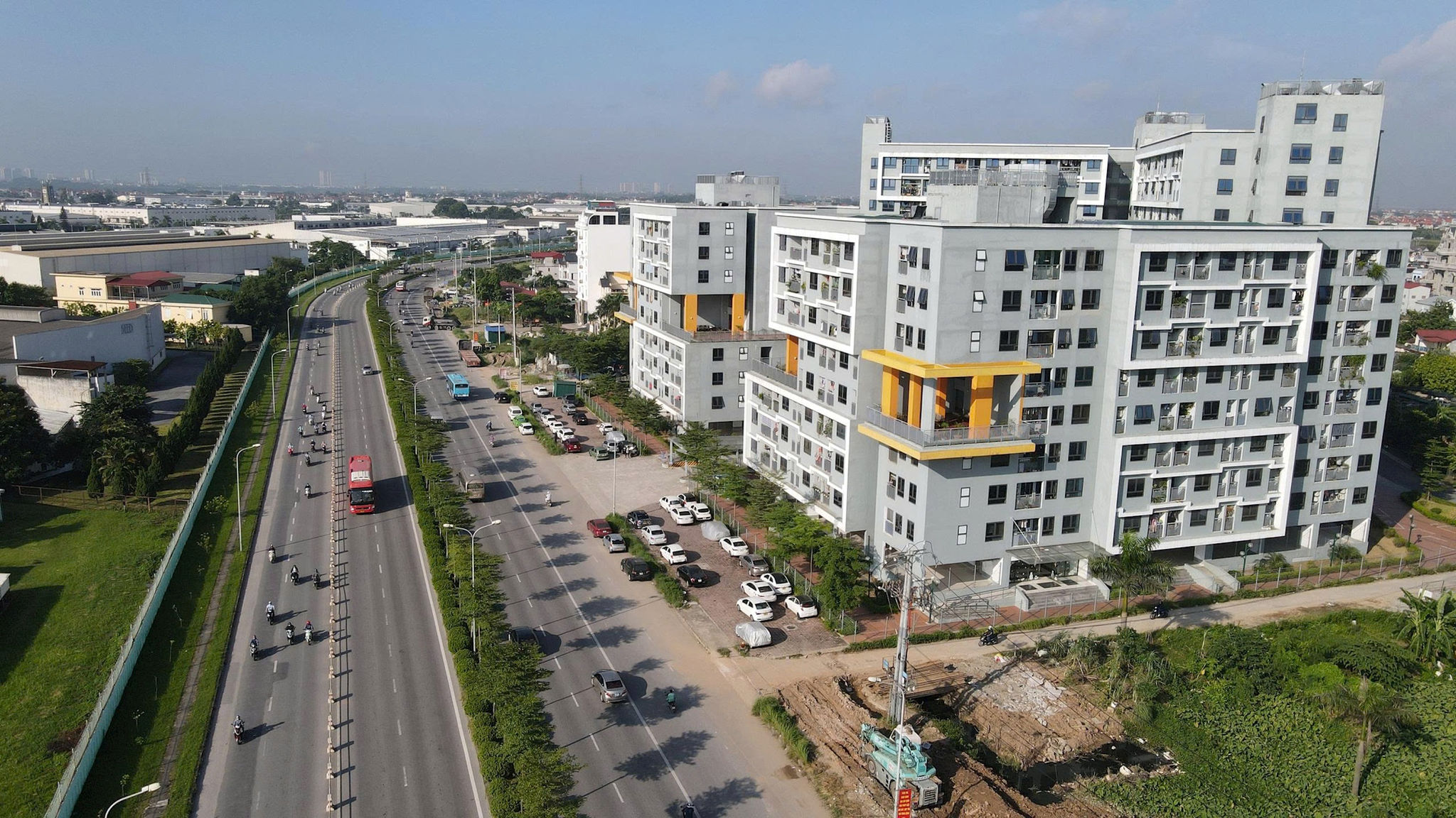 Khoản 3 Điều 7 của Nghị quyết quy định thứ tự ưu tiên cho thuê nhà ở đối với các đối tượng chính sách, cụ thể: Ưu tiên hàng đầu cho người bị thu hồi đất; thứ hai là nhân lực chất lượng cao; thứ ba là cán bộ, công chức, viên chức hưởng lương ngân sách; tiếp theo là đối tượng được hưởng chính sách nhà ở xã hội đã trả nhà công vụ, công nhân khu công nghiệp, người lao động từ 35 tuổi trở xuống, học sinh, sinh viên, và các đối tượng còn lại. Ảnh chụp dự án nhà ở xã hội tại xã Quang Minh.