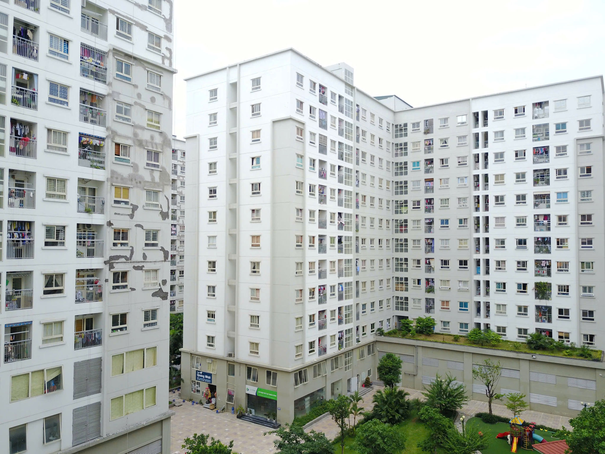 Thực hiện điểm b khoản 2 Điều 25 Luật Thủ đô 2026, chính sách xã hội về nhà ở đối với cán bộ, công chức, viên chức quy định tỷ lệ tối đa 20% tổng số căn nhà ở xã hội tại mỗi dự án được bán, cho thuê mua không phải bốc thăm. Trình tự xét duyệt được thực hiện chặt chẽ qua các bước: Cơ quan quản lý cán bộ xét duyệt hồ sơ, lập danh sách gửi Chủ tịch UBND thành phố; Sở Xây dựng rà soát dự án để dự kiến phân bổ; sau đó, cơ quan quản lý cán bộ lựa chọn đối tượng tối đa bằng số lượng phân bổ và gửi hồ s
