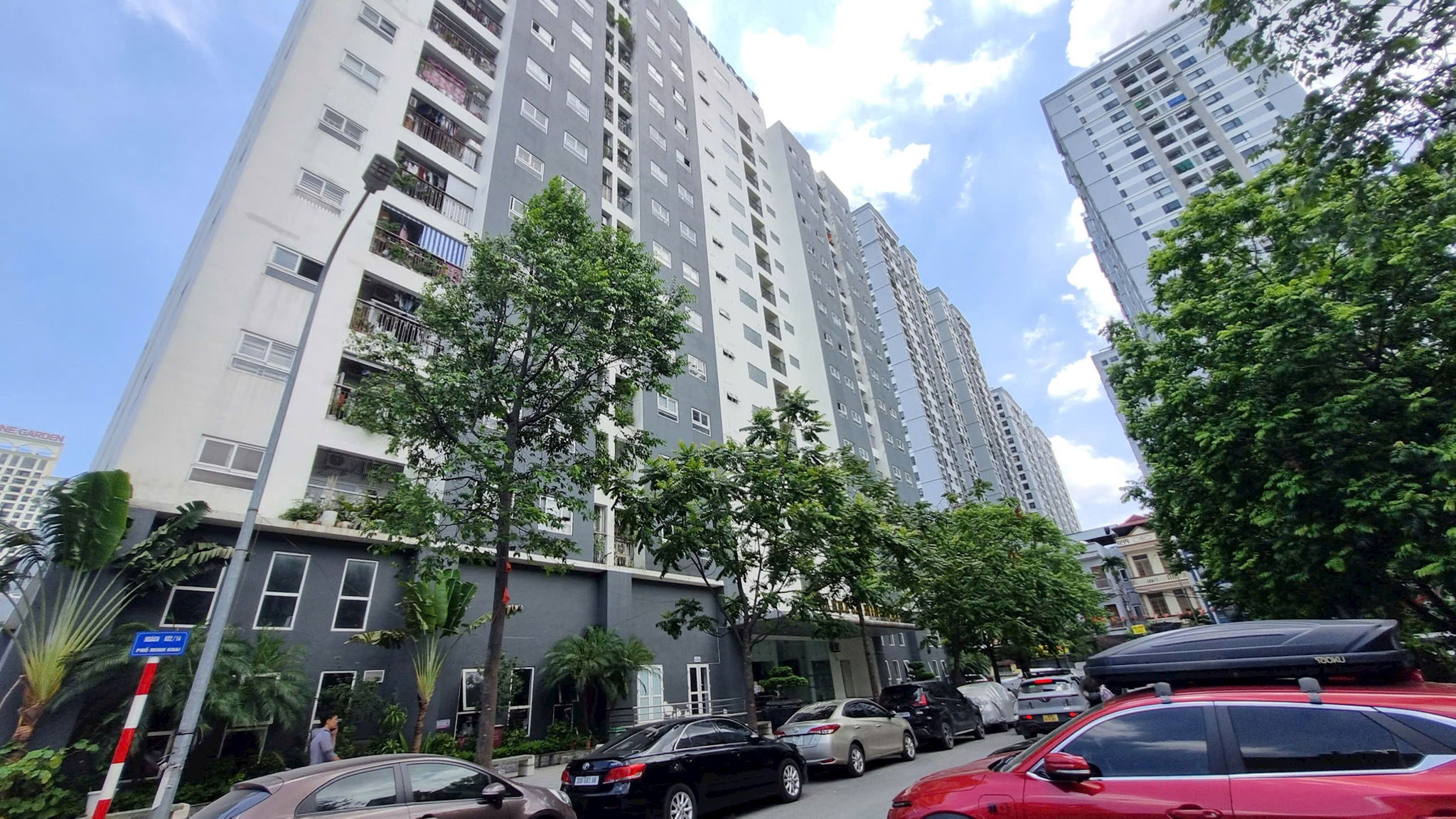 Để được mua, thuê mua, thuê nhà ở xã hội không phải bốc thăm và không phải đáp ứng các điều kiện thông thường, nhân lực chất lượng cao phải có cam kết làm việc, cống hiến hoặc tham gia hoạt động chuyên môn trong thời gian tối thiểu 5 năm kể từ thời điểm được hỗ trợ nhà ở tại các cơ quan, đơn vị thuộc thành phố hoặc thuộc Trung ương trên địa bàn thành phố. Ảnh chụp tại dự án nhà ở xã hội Handico5 - 622 Minh Khai.
