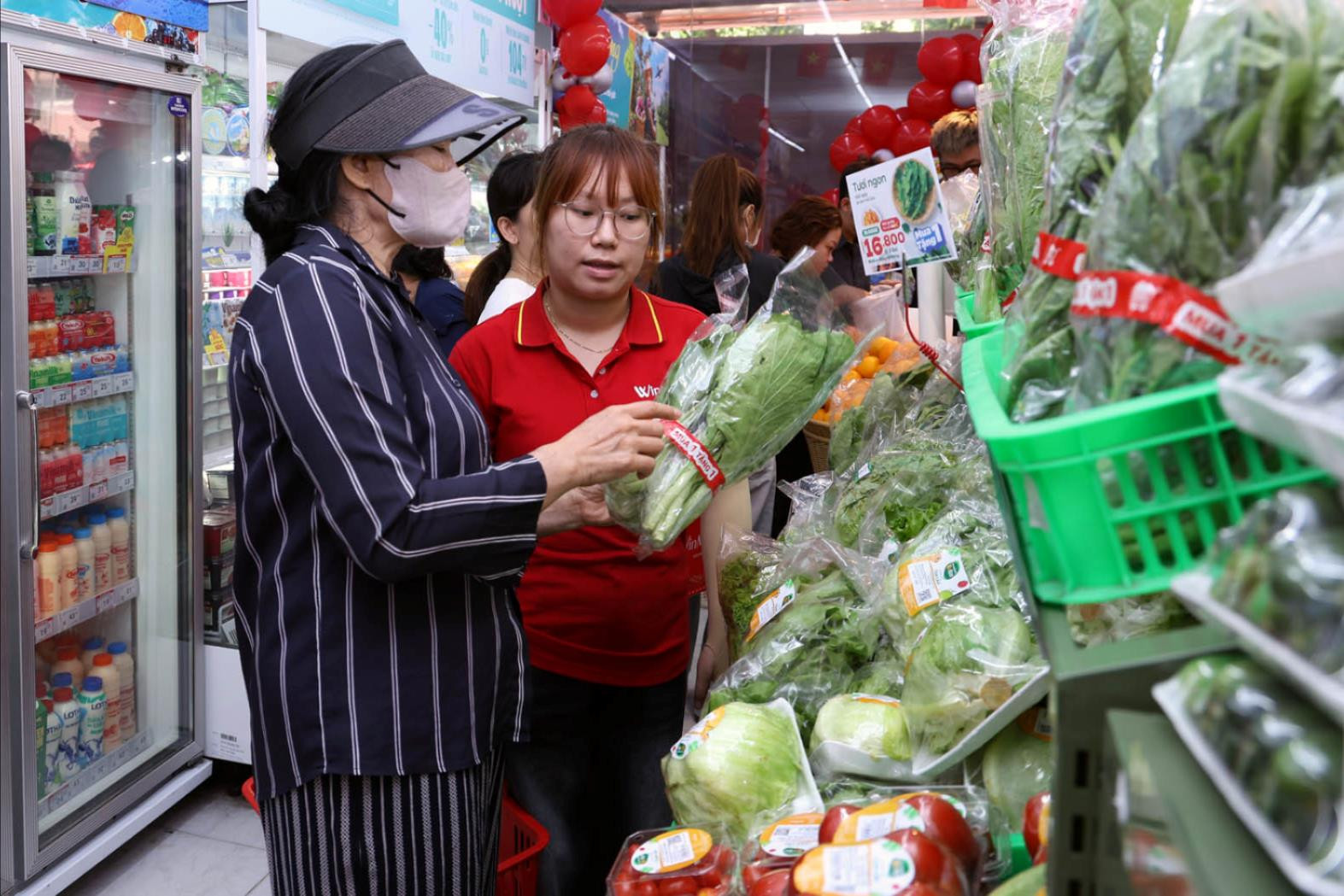 Siêu thị tung khuyến mãi dịp cuối tuần