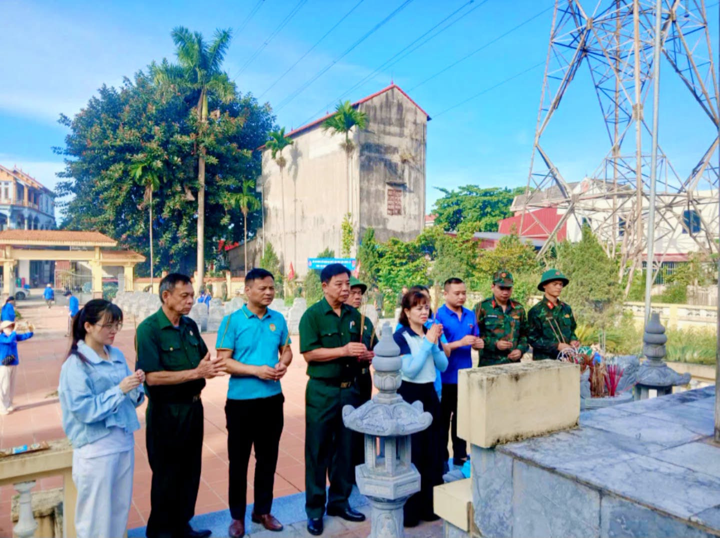 Chủ tịch Ủy ban MTTQ Việt Nam xã Trung Giã Trương Thị Thanh Nhàn cùng các cán bộ, đoàn viên, hội viên và lực lượng vũ trang dâng hương tại Nghĩa trang Liệt sĩ Hồng Kỳ. Ảnh từ cơ sở