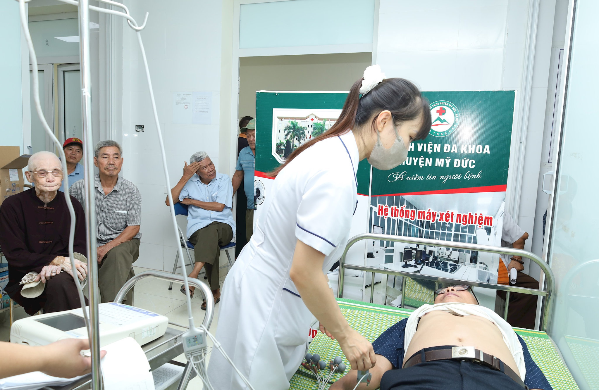 Các điểm y tế đều được bố trí đủ nhân lực chuyên môn, trang thiết bị, vật tư cần thiết để kiểm tra sức khỏe, tư vấn người có công cách phòng bệnh. Ảnh: Kim Nhuệ