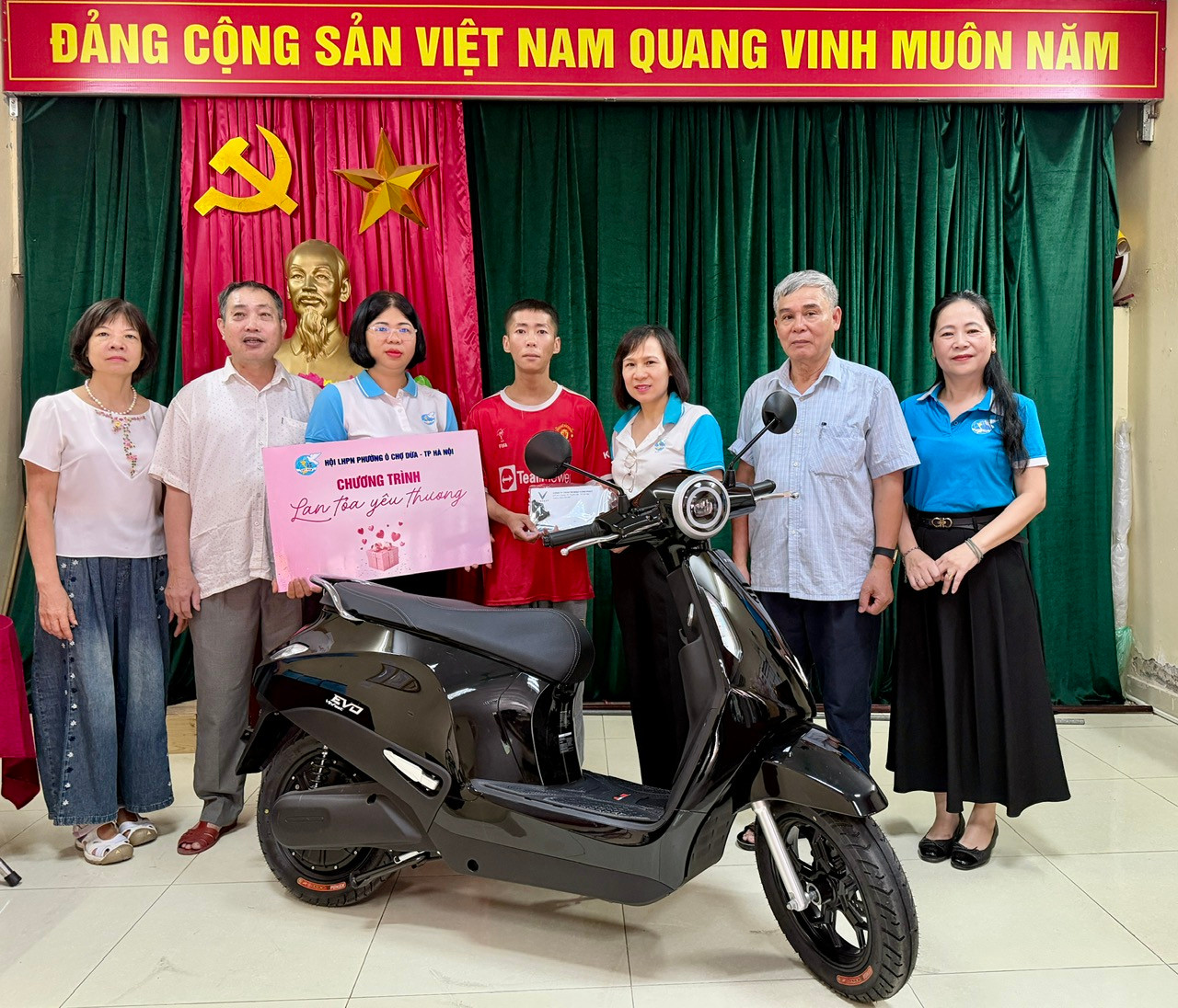 Đại diện Hội LHPN phường Ô Chợ Dừa cùng Câu lạc bộ Doanh nhân và các nhà hảo tâm trao quà hỗ trợ bệnh nhân chạy thận có hoàn cảnh khó khăn. Ảnh: Võ Giang