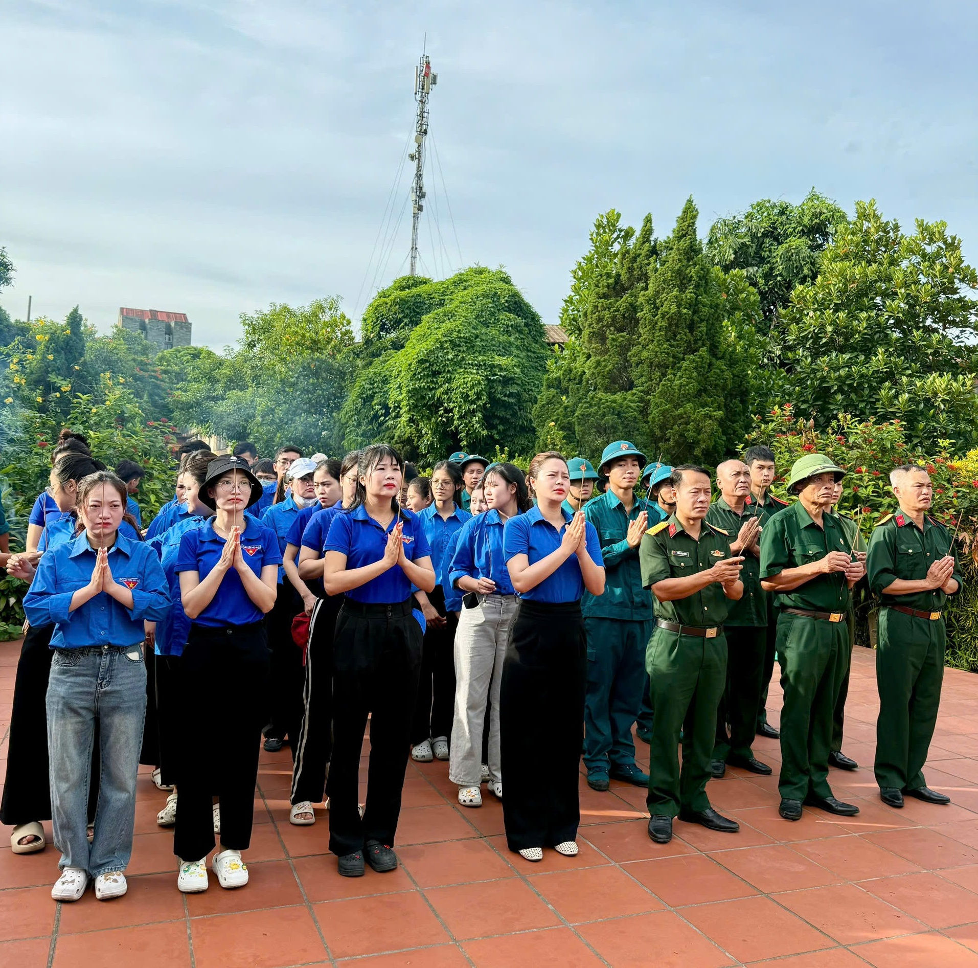 Đoàn viên thanh niên xã Gia Lâm thành kính dâng hương trước khi thực hiện dọn dẹp, chỉnh trang nghĩa trang liệt sĩ.