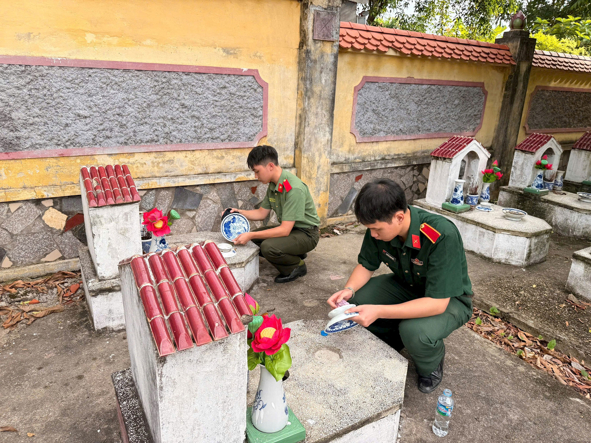 Đoàn viên, thanh niên cẩn thận lau dọn từng phần mộ