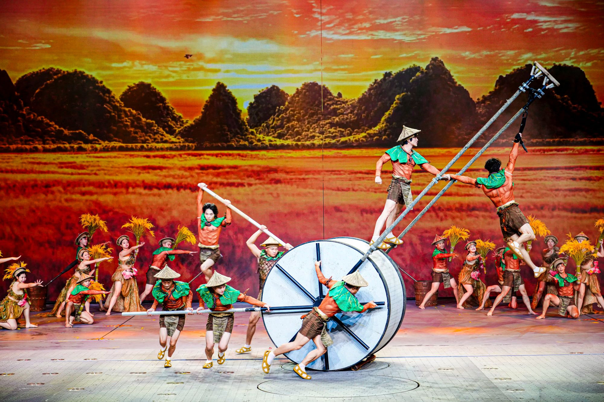 cac-nghe-si-thuc-hien-nhung-man-trinh-dien-ky-thuat-tren-khong-ket-hop-ngon-ngu-mua-xiec-va-hieu-ung-san-khau-trong-chuong-trinh-dat-nuoc-thien-hung-ca-.-anh-btc.jpg