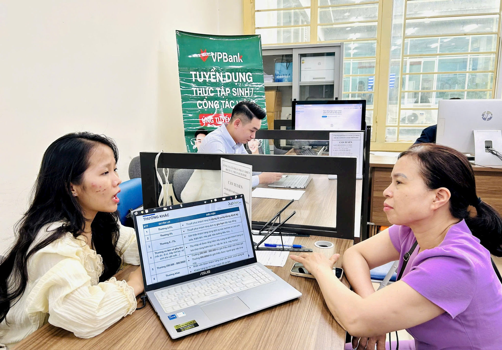 nhieu-nguoi-lao-dong-tim-hieu-viec-lam-va-ung-tuyen-vao-cong-ty-cp-phat-trien-dich-vu-nha-sach-hmc.-anh-tran-oanh.jpg