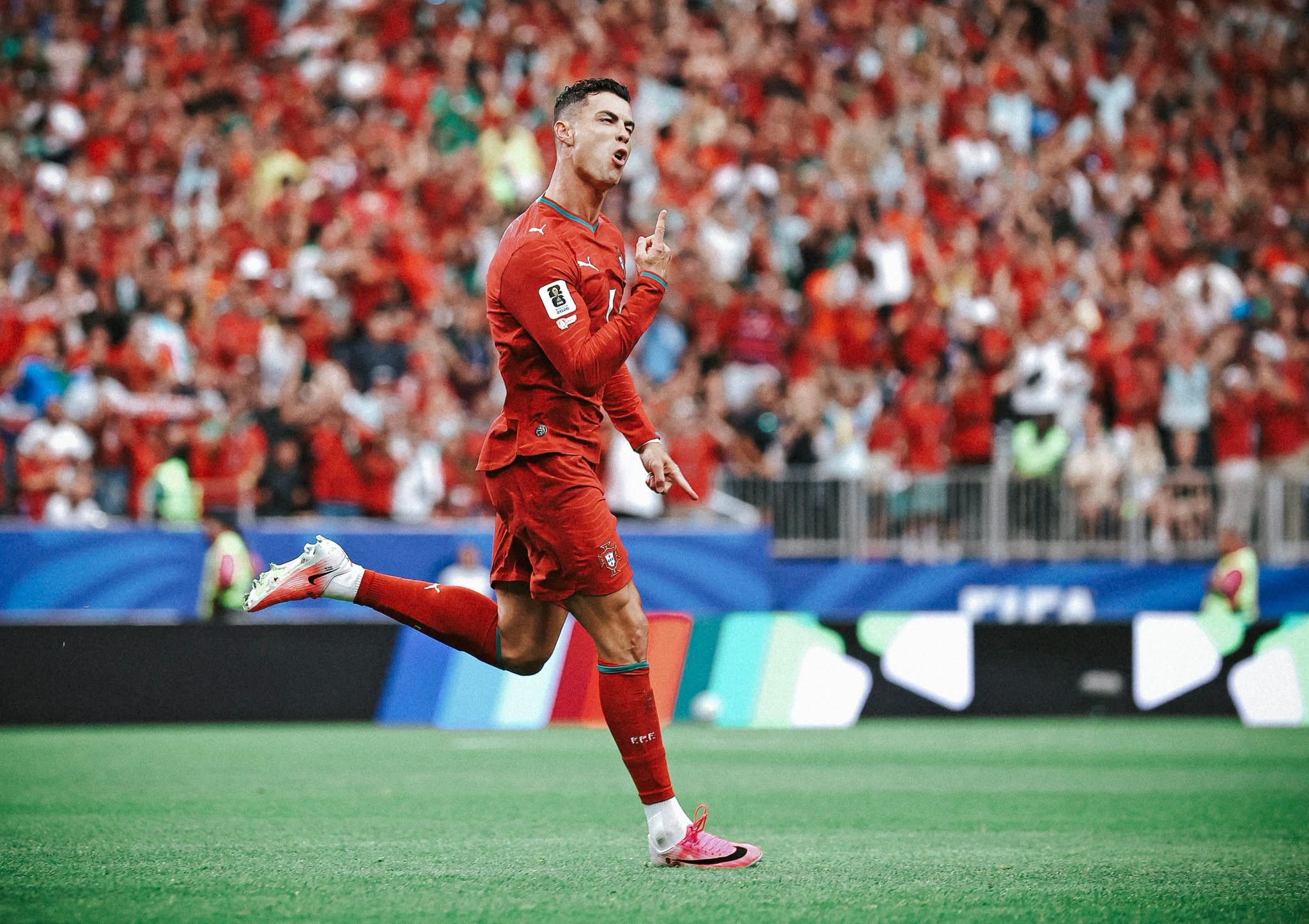 ronaldo-tao-dau-an(1).jpg
