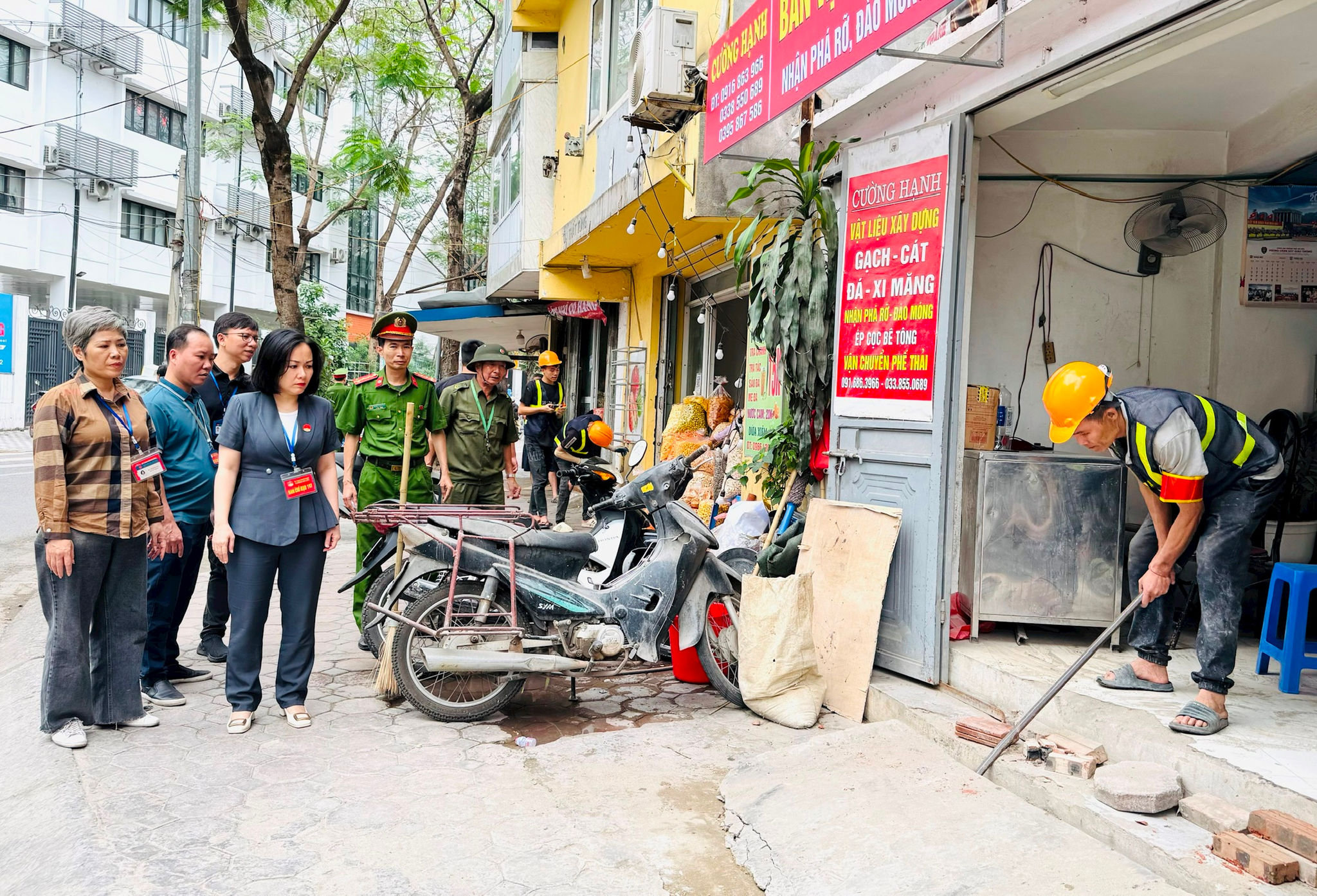 Lãnh đạo phường Kim Liên trực tiếp kiểm t chỉ đạo việc xử lý