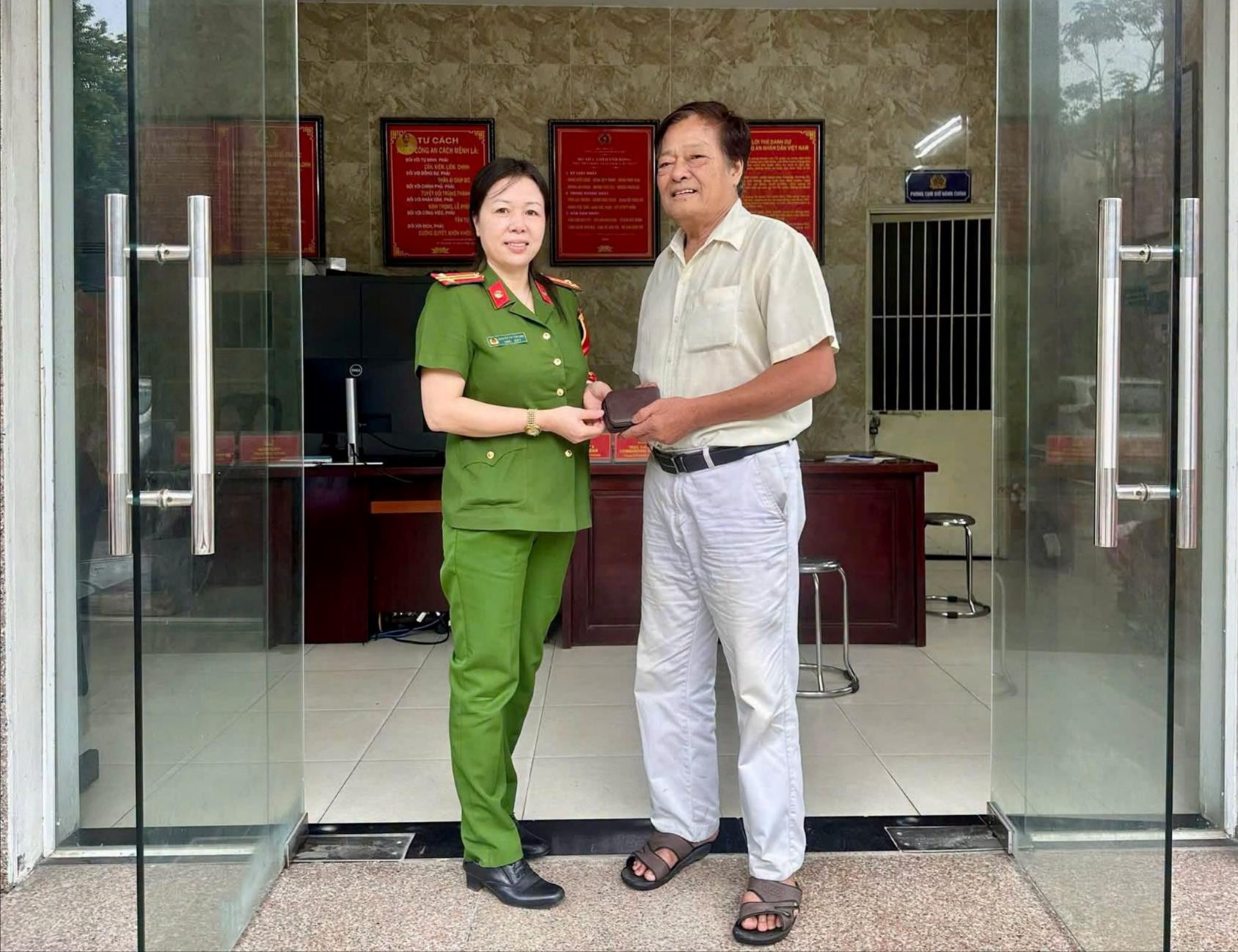 Công an phường Phú Thượng trao trả tài sản cho ông Nguyễn Trí Dũng sau khi xác minh được chủ sở hữu. Ảnh: PT