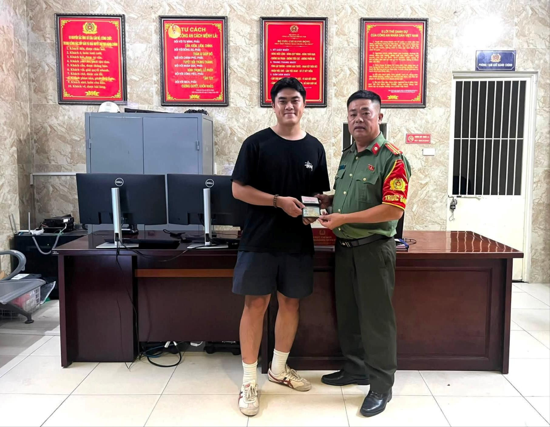 Công an phường Phú Thượng trao trả nguyên vẹn chiếc ví cùng giấy tờ, tài sản cho anh Nguyễn Duy Anh. Ảnh: PT