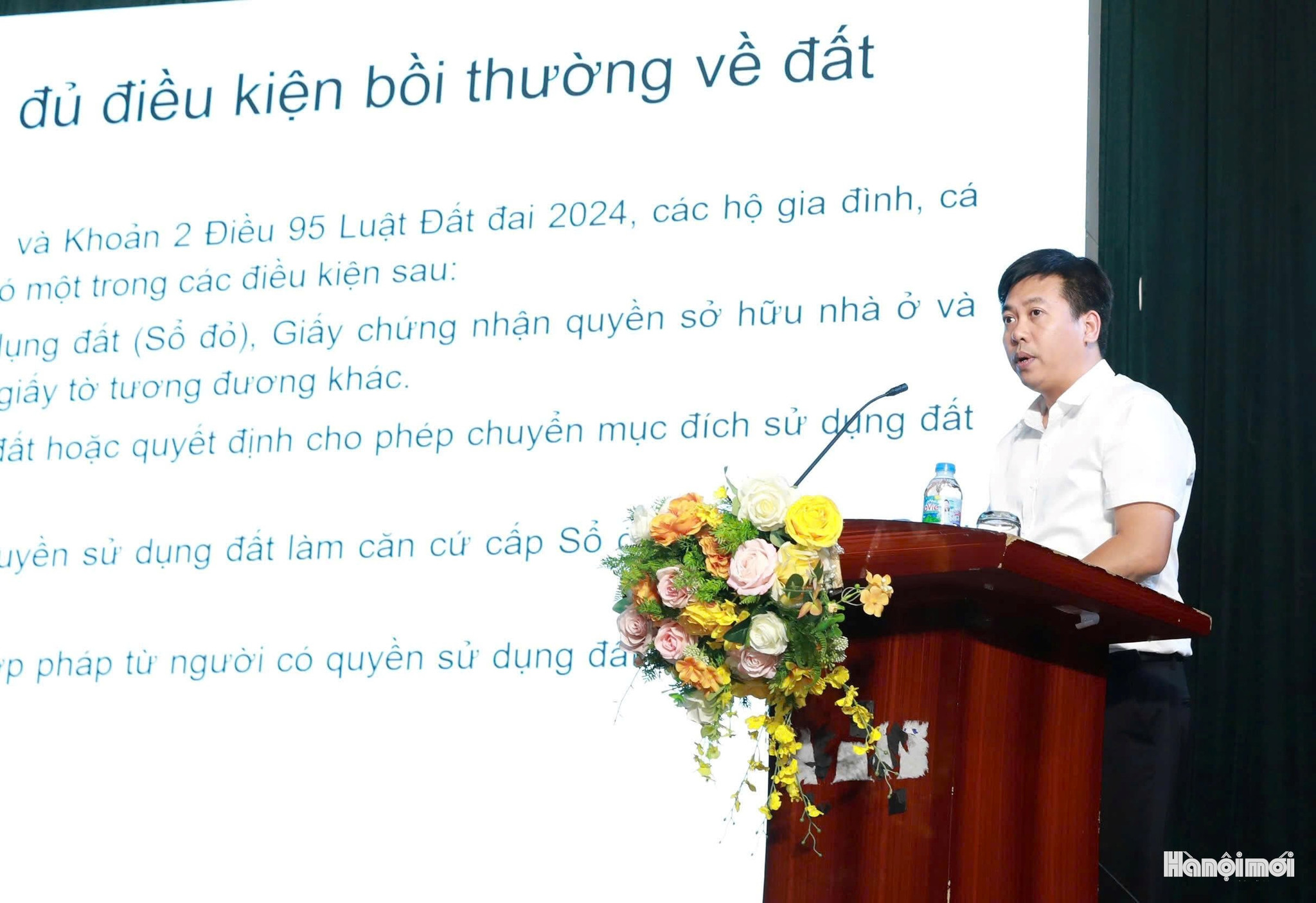 Lãnh đạo Ban quản lý dự án đầu tư-hạ tầng phường Bạch Mai công bố các quy định của nhà nước về chính sách bồi thường, hỗ trợ, tái định cư khi
