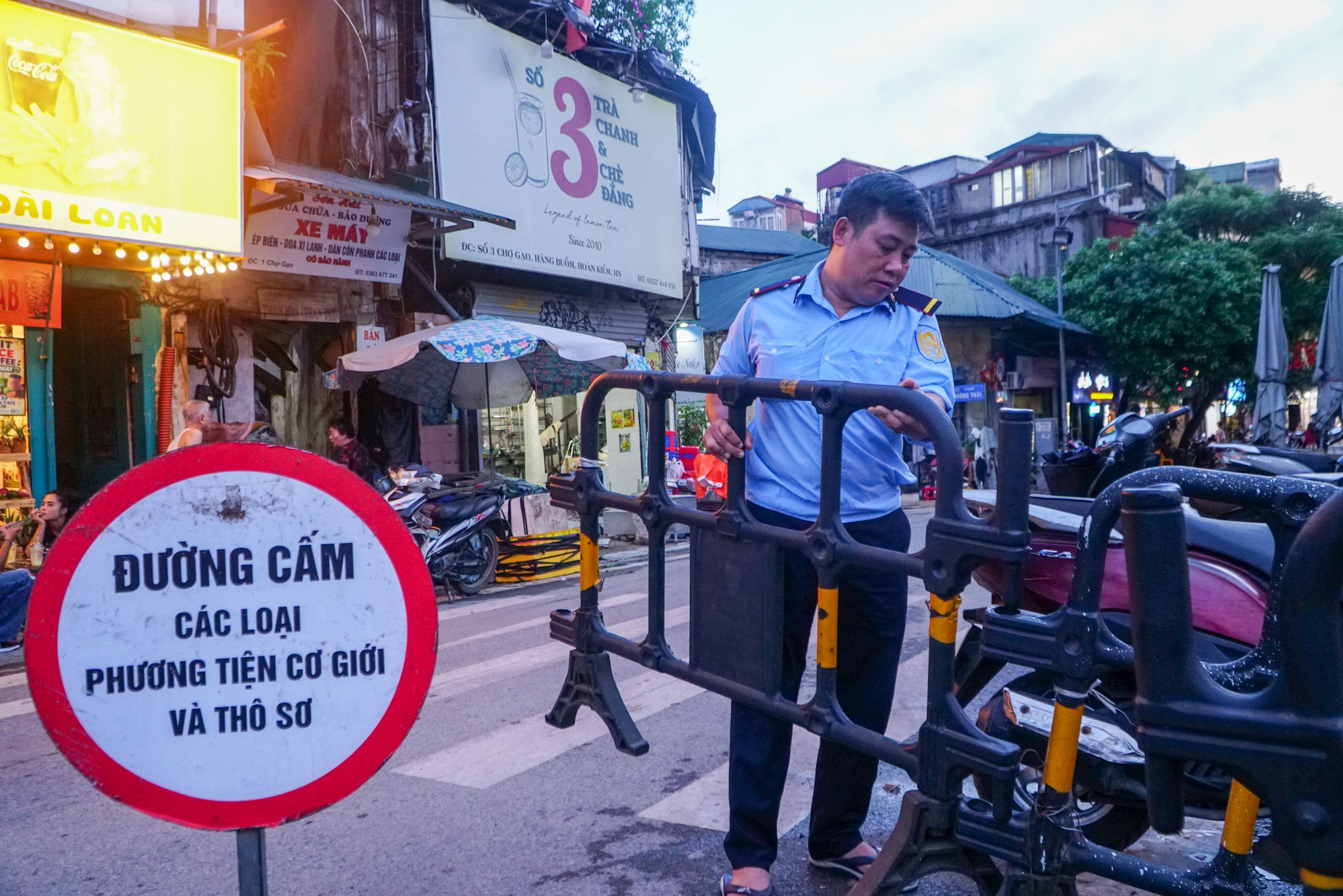 UBND phường Hoàn Kiếm tổ chức triển khai đồng bộ, kịp thời và hiệu quả các giải pháp hạn chế phương tiện giao thông đường bộ theo đúng lộ trình đã phê duyệt. Việc nghiêm túc ứng trực tại các tuyến phố trọng điểm nhằm mục đích từng bước kiểm soát nguồn phát thải, góp phần cải thiện chất lượng môi trường không khí đô thị, đồng thời bảo tồn và phát huy giá trị không gian Phố cổ, hồ Hoàn Kiếm.