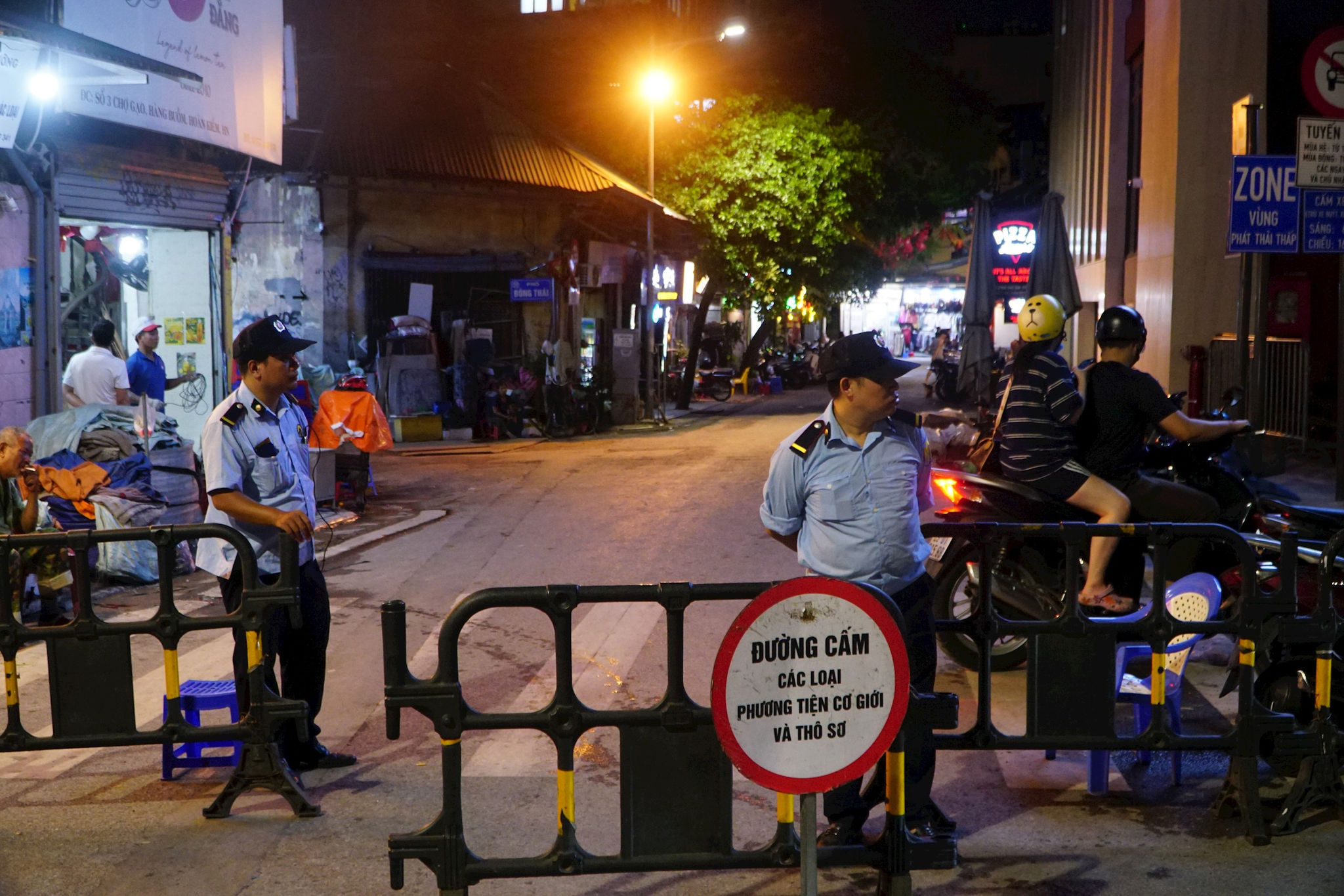 Theo phương án phân công, Công an phường Hoàn Kiếm là lực lượng chủ trì, phối hợp với các đơn vị chức năng thiết lập hệ thống rào chắn, biển báo cấm phương tiện tại Khu vực 1. Công tác trực chốt được thực hiện nghiêm túc, duy trì trật tự an toàn giao thông từ 19h đến 24h các ngày thứ Sáu, thứ Bảy và Chủ nhật hằng tuần, bảo đảm phương tiện đi vào khu vực hạn chế phải tuân thủ đúng quy định kiểm tra hành chính.