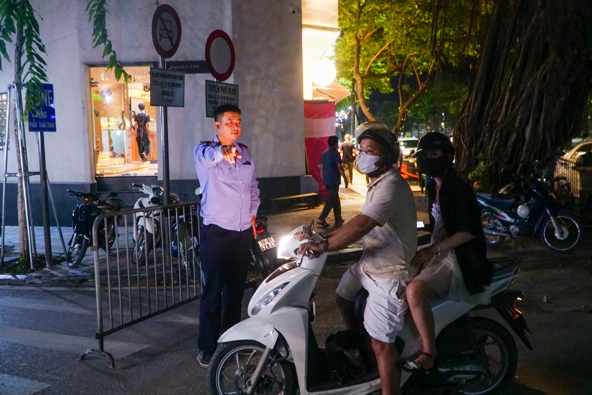 Tại các điểm chốt, lực lượng trực nghiêm túc thực hiện lộ trình thắt chặt đối với xe mô tô, xe gắn máy kinh doanh vận tải trên nền tảng ứng dụng (App). Theo kế hoạch, từ giai đoạn 2 (năm 2027), các đơn vị cung cấp phần mềm bắt buộc phải thực hiện điều hướng phương tiện trên hệ thống quản lý, không cho phép các xe sử dụng nhiên liệu hóa thạch lưu thông vào vùng thí điểm Khu vực 1, 2, 3.