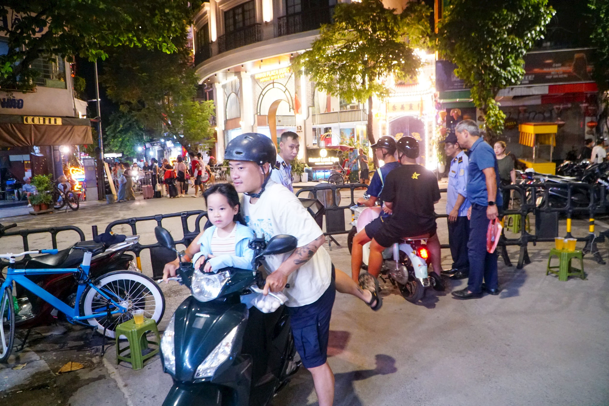 Lực lượng bảo vệ thuộc Ban Quản lý hồ Hoàn Kiếm và Phố cổ Hà Nội phối hợp chặt chẽ tại các chốt, điểm kiểm soát cửa ngõ. Nhiệm vụ chính là hướng dẫn, nhắc nhở du khách, hộ kinh doanh và các tổ chức chấp hành quy định về hạn chế phương tiện, yêu cầu cư dân nội vùng tắt máy dắt bộ xe về nhà sau khi xác minh thông tin, đảm bảo mỹ quan đô thị.
