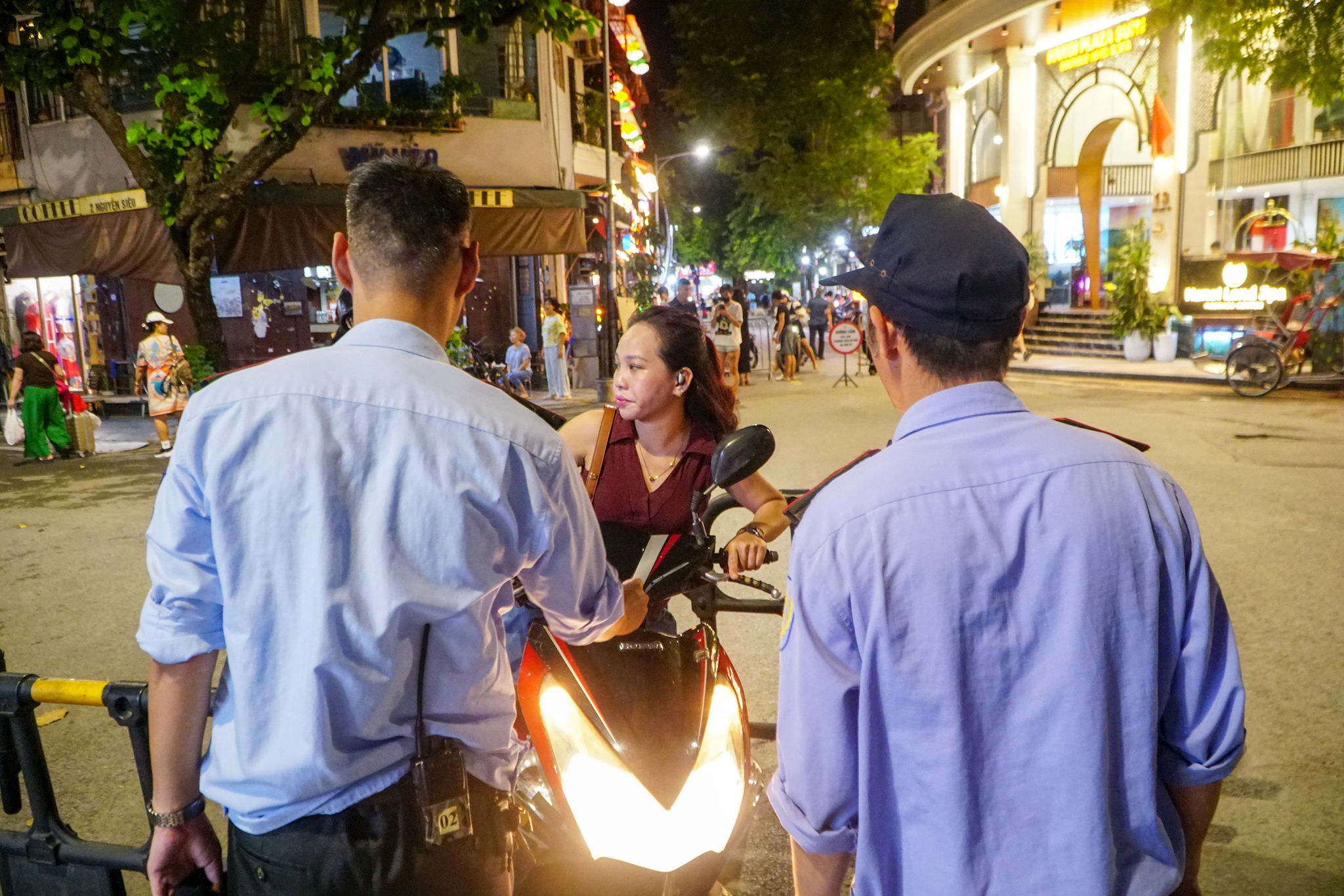 Phường Hoàn Kiếm là địa bàn trung tâm của Thủ đô, tập trung nhiều hoạt động trung tâm hành chính, thương mại, dịch vụ và du lịch của Thủ đô, có mật độ dân cư và phương tiện giao thông cao nhất. Các yếu tố ô nhiễm không khí như chỉ số về bụi mịn (PM2.5), NOx, CO thường xuyên ở mức cao, ảnh hưởng trực tiếp đến sức khỏe của người dân, du khách và người lao động.