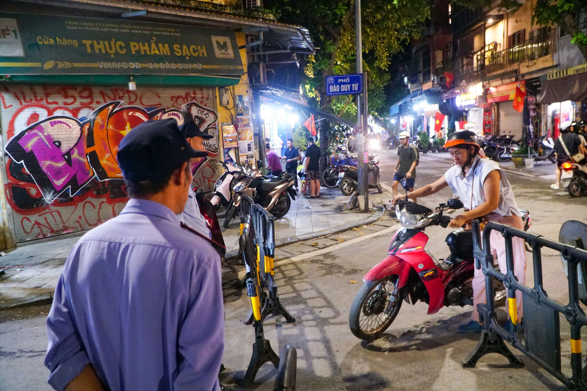 Các tổ công tác tại chốt trực có nhiệm vụ tuyên truyền và kiểm soát phương tiện theo tiêu chuẩn môi trường nghiêm ngặt của Thành phố. Đến giai đoạn 3 (2028 - 2029), các lực lượng sẽ kiểm soát để không lưu thông đối với xe máy cá nhân không đạt quy chuẩn khí thải mức 3 (theo QCVN 99:2025/BNNMT) và xe ô tô không đạt mức 4 (theo QCVN 85:2025/BNNMT).