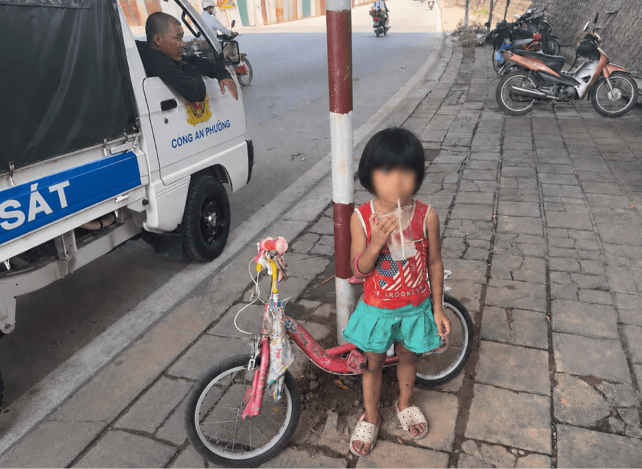 Cháu bé đi lạc ở khu vực gầm cầu Thăng Long. Ảnh: PT