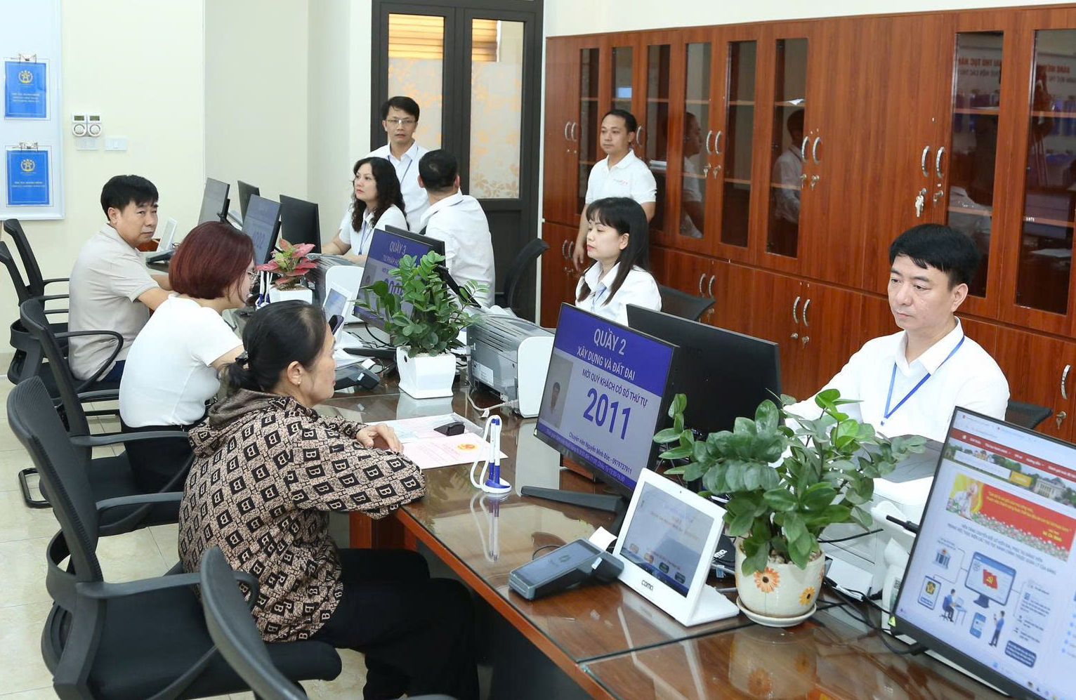 giai-quyet-thu-tuc-hanh-chinh-cho-nguoi-dan-tai-diem-phuc-vu-hanh-chinh-cong-phuc-thinh.-anh-pham-hung.jpg