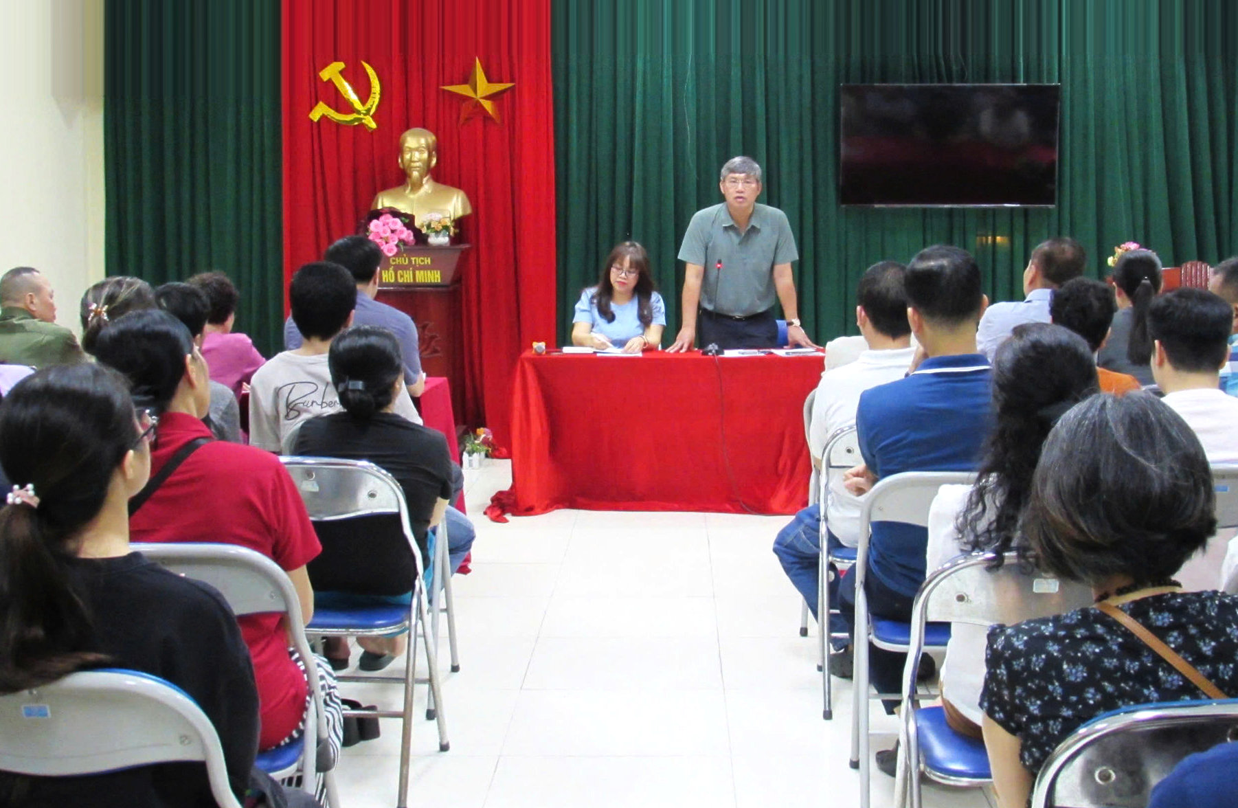 lanh-dao-phuong-hong-ha-doi-thoai-voi-cac-ho-dan-thuoc-dien-giai-phong-mat-bang-phuc-vu-thi-cong-du-an-cau-tran-hung-dao.-anh-phuong-thao.jpg