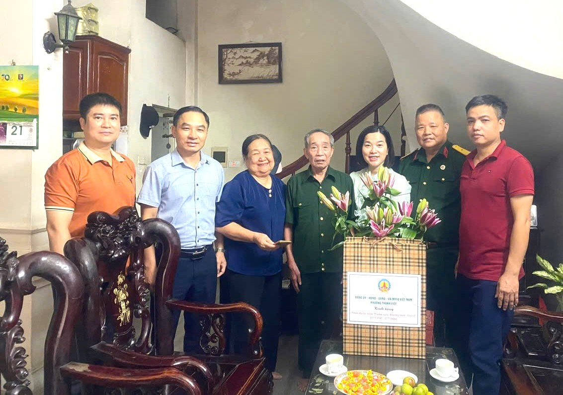 Các lãnh đạo phường tặng quà cho thương, bệnh binh tại TDP Tổng cục V và TDP số 1 Triều. Ảnh: PV