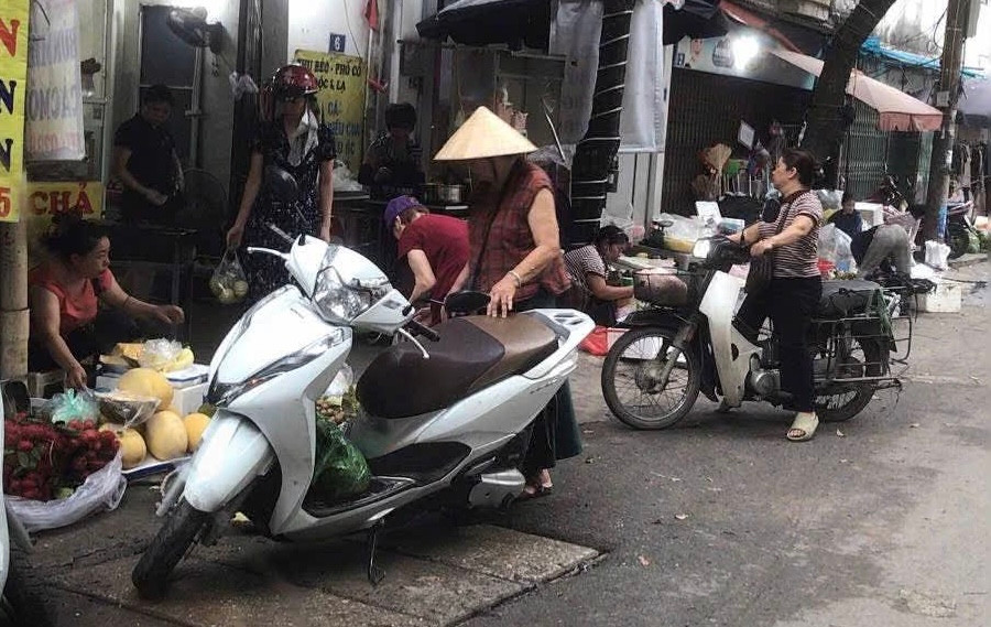 Hàng quán lấn chiếm lòng đường, vỉa hè ngõ 100 Trung Kính làm nơi kinh doanh. Ảnh: người dân cung cấp
