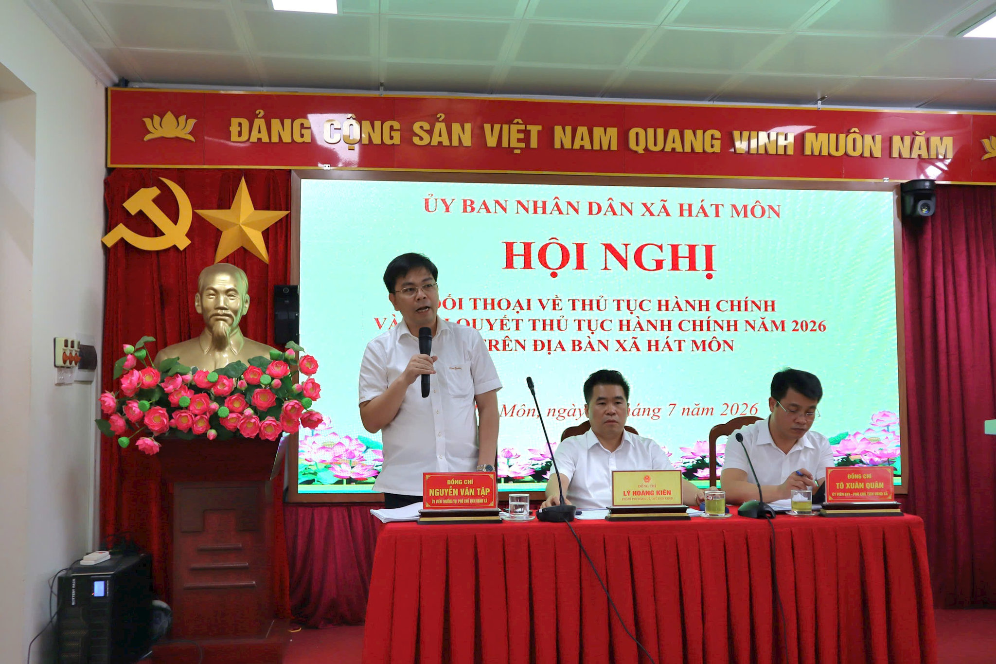 Phó Chủ tịch UBND xã Hát Môn Nguyễn Văn Tập trả lời kiến nghị của người dân tại buổi đối thoại. Ảnh: NM
