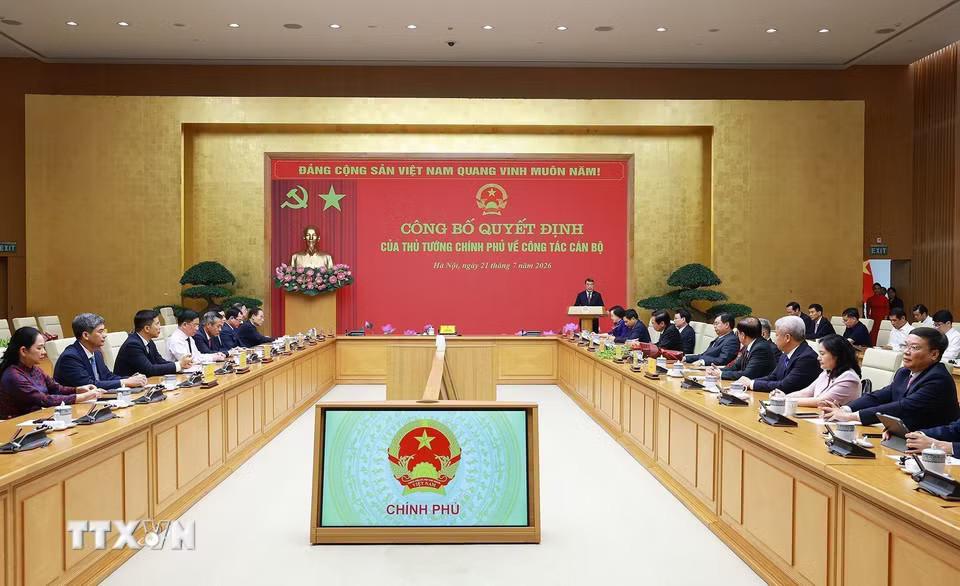 d53b1a974f0f78c-_ttxvn-thu-tuong-trao-quyet-dinh-ve-cong-tac-can-bo-doi-voi-bo-noi-vu-va-bo-dan-toc-va-ton-giao-7.jpg