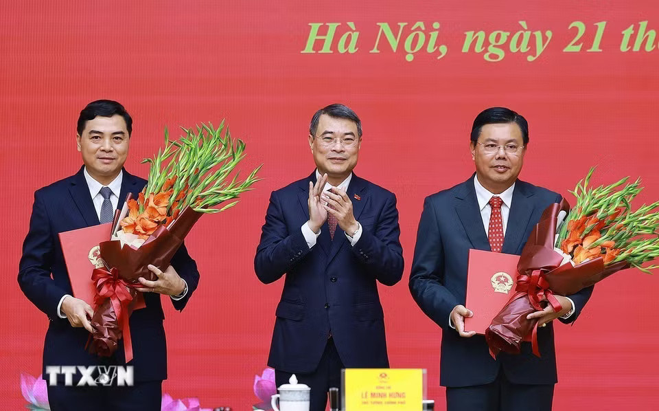 edf5149a1afda-_ttxvn-thu-tuong-trao-quyet-dinh-ve-cong-tac-can-bo-doi-voi-bo-noi-vu-va-bo-dan-toc-va-ton-giao-6.jpg
