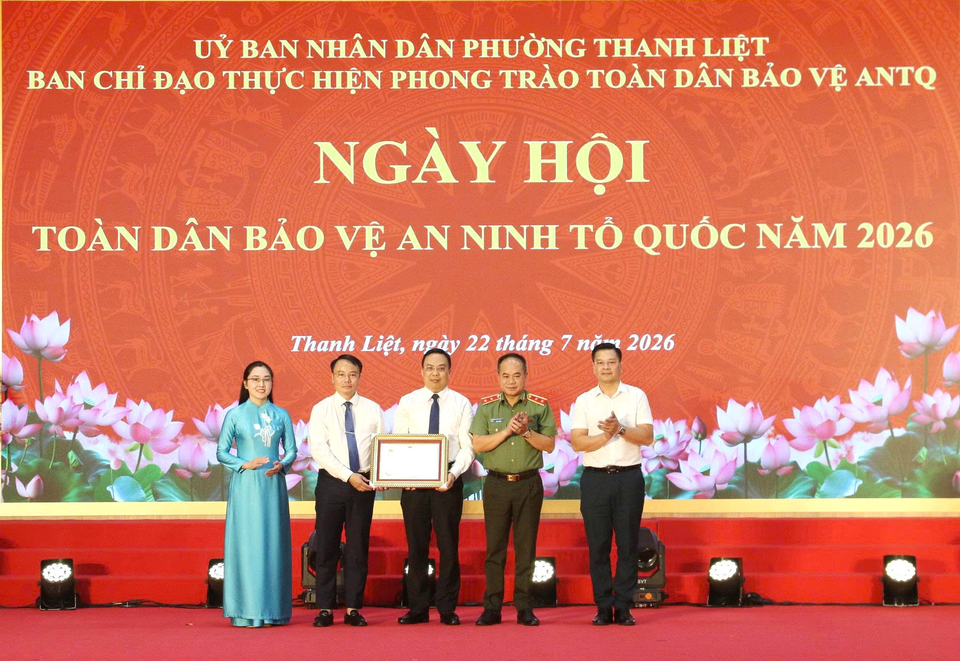 Chủ tịch UBND thành phố tặng Bằng khen cho tập thể cán bộ và Nhân dân phường Thanh Liệt