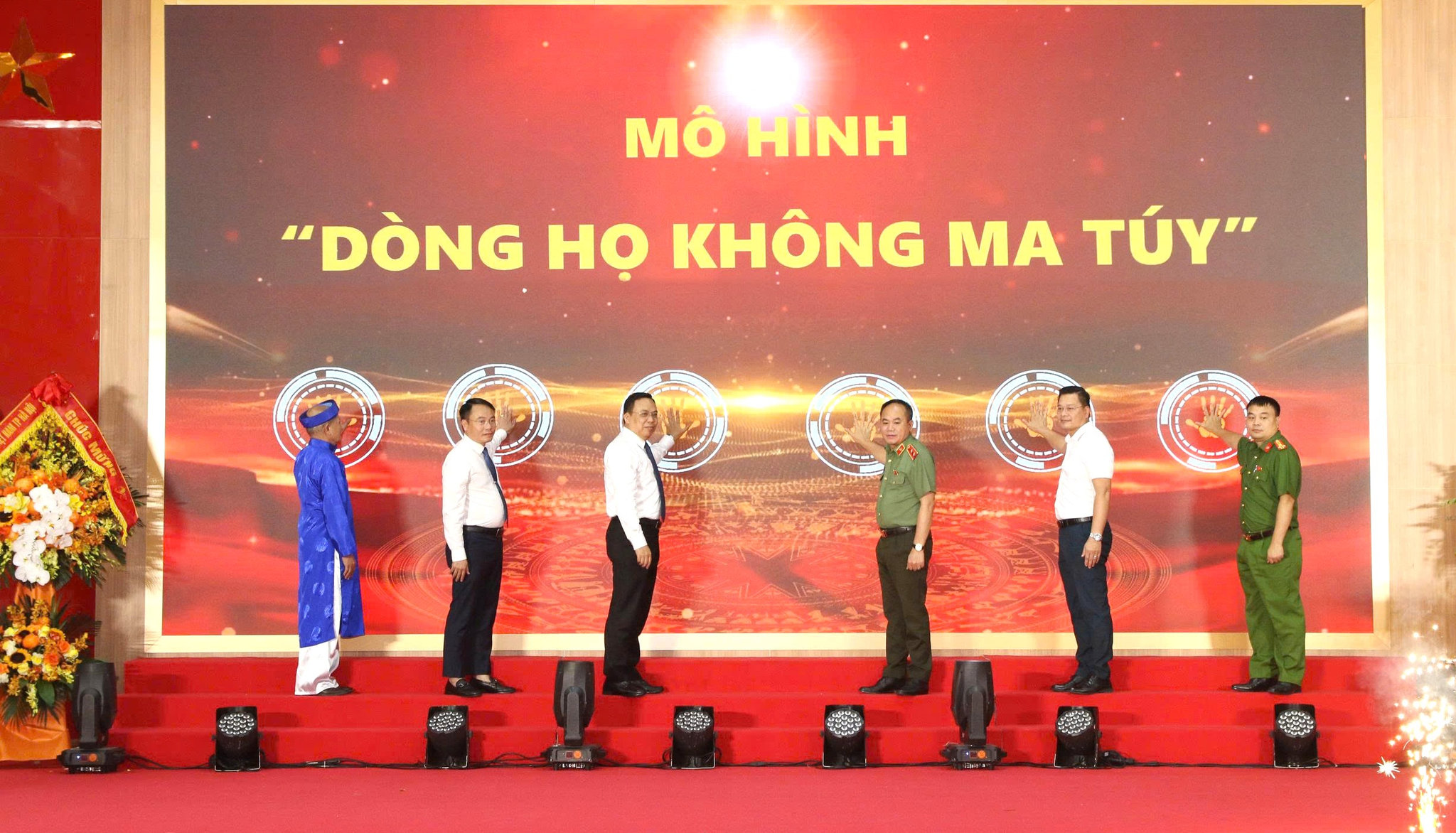 Đại diện các lãnh đạo bấm nút lễ ra mắt mô hình “Dòng họ không ma túy”. Ảnh: PV