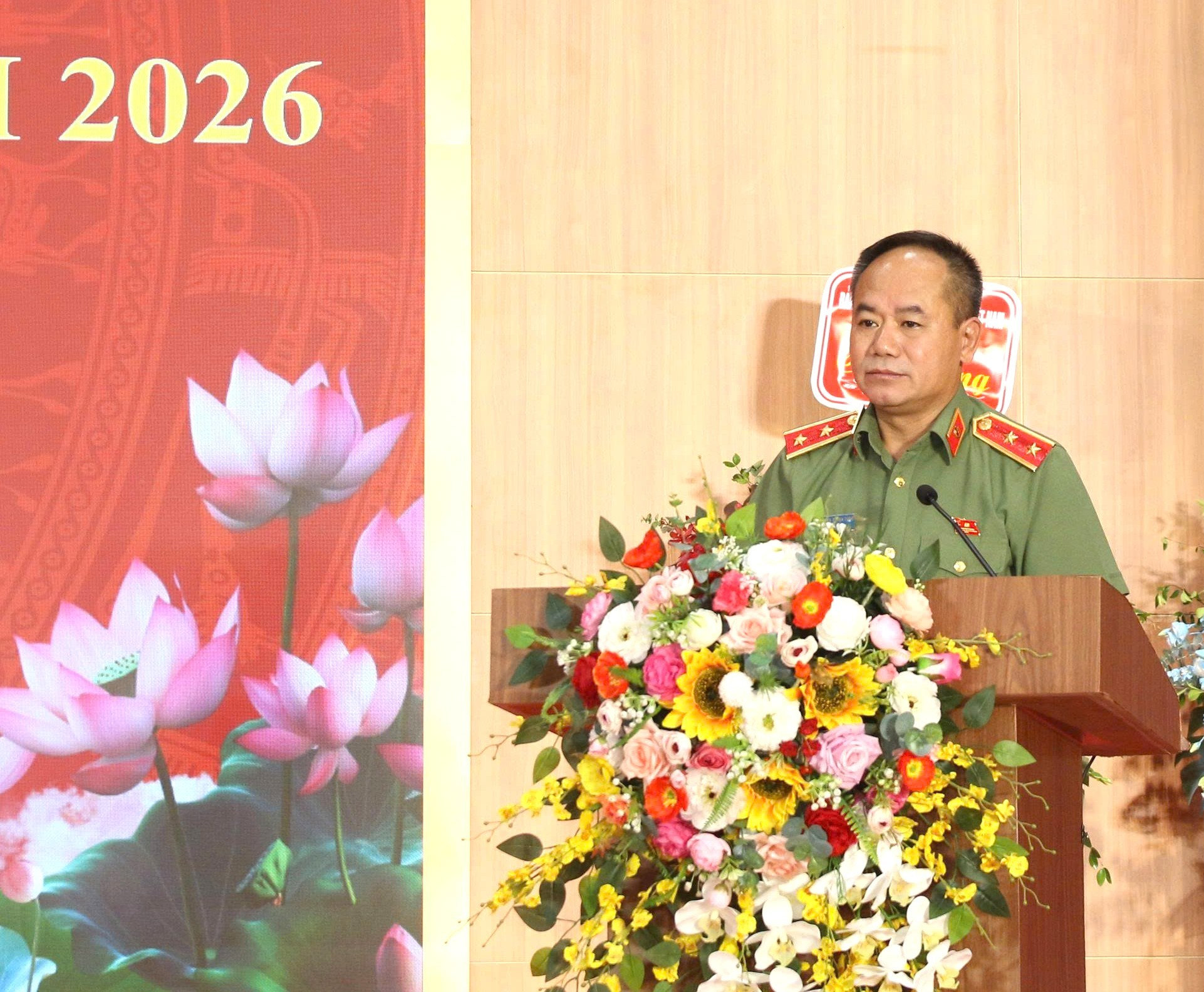 Trung tướng Nguyễn Thanh Tùng ghi nhận, biểu dương những kết quả phường Thanh Liệt đạt được trong xây dựng phong trào Toàn dân bảo vệ ANTQ. Ảnh: PV